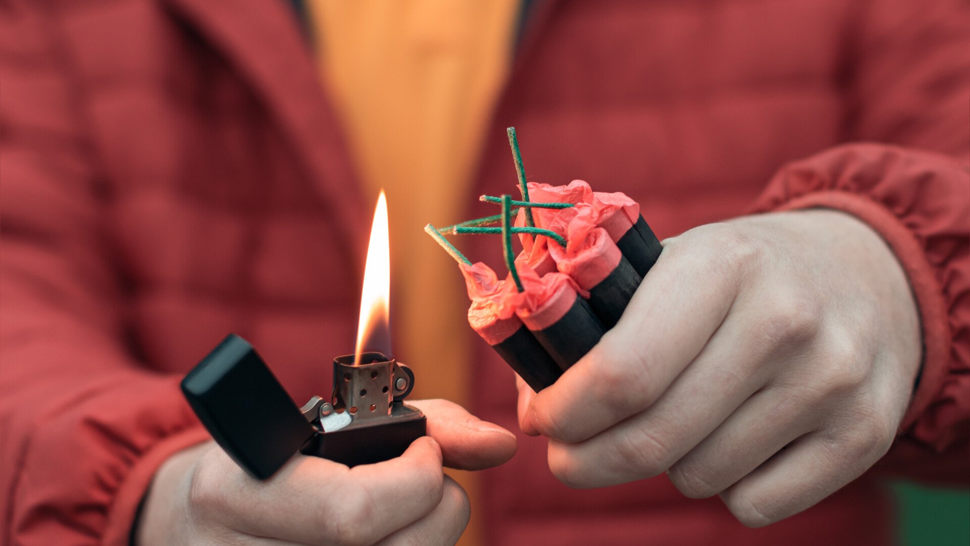 Polițiștii confiscă 100 de tone de artificii neautorizate Autoritățile române continuă lupta împotriva articolelor pirotehnice ilegale, confiscând recent 100 de tone de astfel de produse