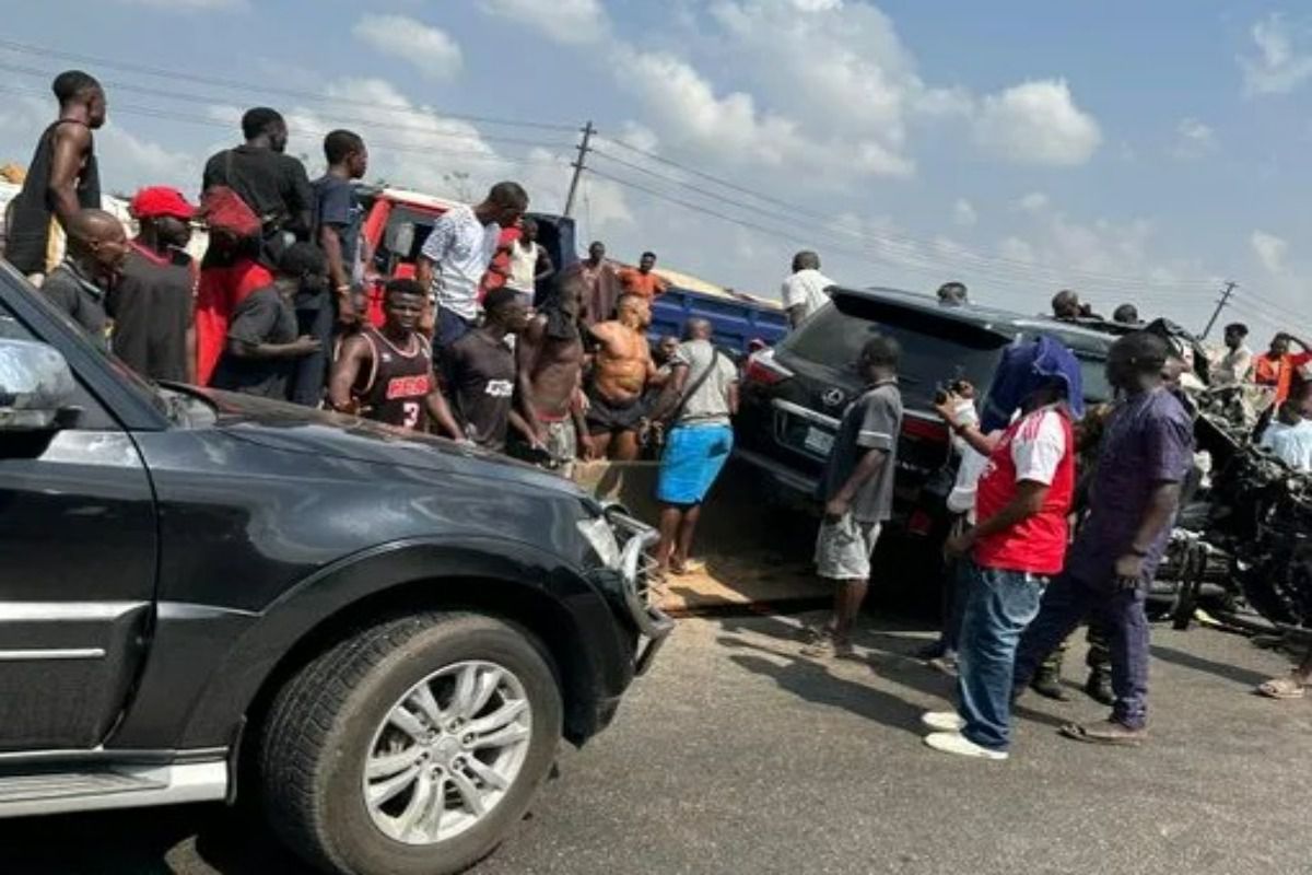 Anthony Joshua, implicat într-un accident rutier mortal în Nigeria Celebra vedetă a boxului, Anthony Joshua, a fost implicată într-un grav accident rutier în Nigeria, soldat cu decesul a două persoane din staff-ul său