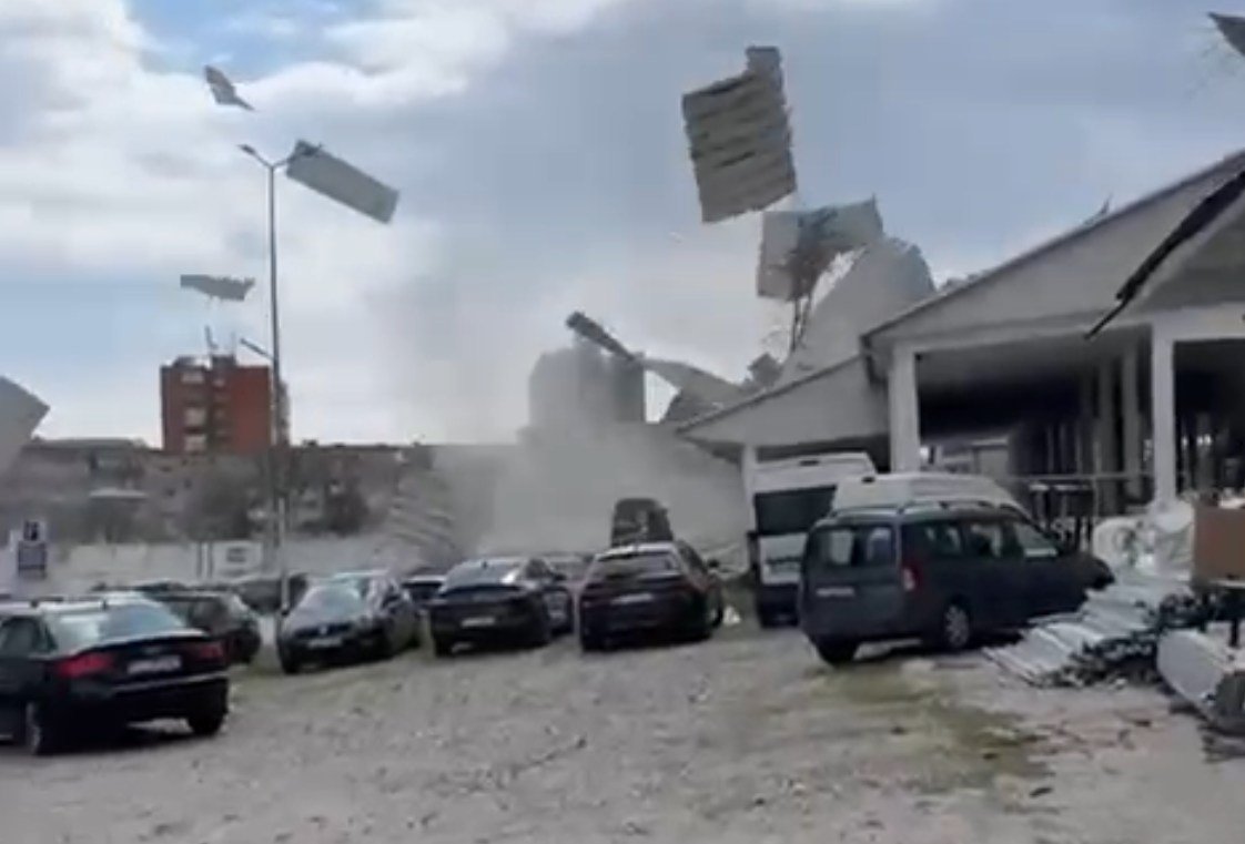 Vântul intens din Brașov a distrus acoperișuri, fire electrice și a doborât copaci din rădăcină