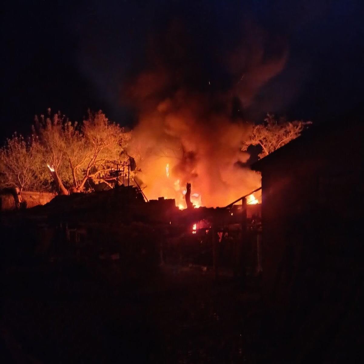 Armata ucraineană a lovit un depozit de petrol din localitatea Rovenky, situată în regiunea Luhansk, ocupată de forțele ruse, provocând un incendiu de amploare ce a fost filmat și distribuit pe rețelele sociale