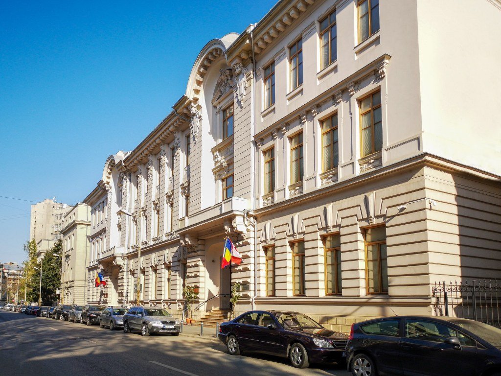 Peste 7.800 de locuri la universitatea de elită din București, Academia de Științe Economice (ASE), vor fi disponibile pentru admiterea din această vară, oferind oportunități variate de studiu pentru tineri din întreaga țară