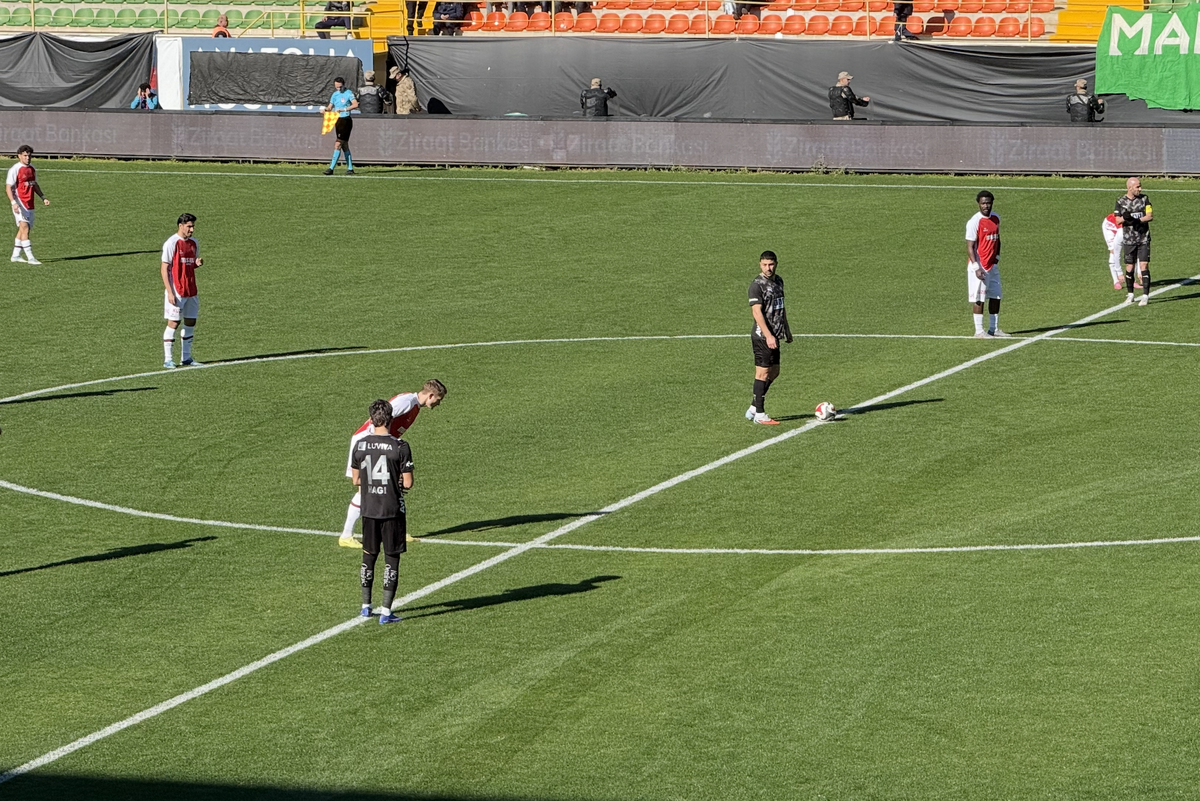 Alanyaspor și Ianis Hagi, înfruntare tensionată cu Fatih Karagumruk Astăzi, în Alanya, echipa lui Ianis Hagi, Alanyaspor, se află pe terenul de joc împotriva celor de la Fatih Karagumruk, în etapa a doua a Cupei Turciei