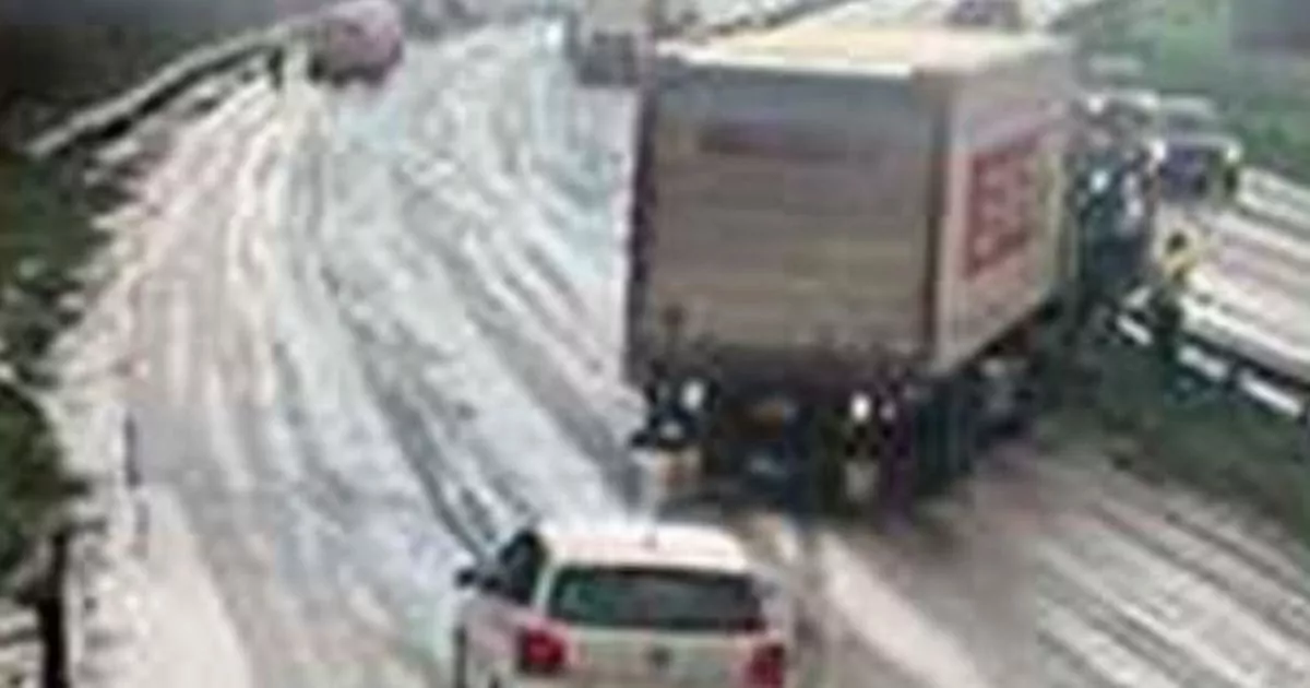 Alertă de zăpadă și gheață în nordul Țării Un cod galben de zăpadă și gheață a fost emis de către Autoritatea Națională de Meteorologie pentru mai multe județe din nordul României, provocând disfuncționalități semnificative în trafic