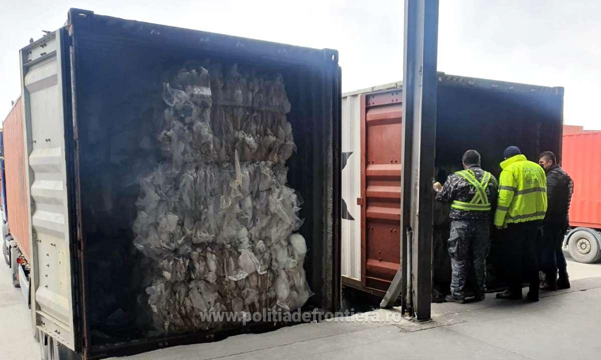 Autoritățile române au descoperit în Portul Constanța două containere pline cu deșeuri suspecte de proveniență tunisiană Imediat după descoperire, autoritățile au intrat în alertă