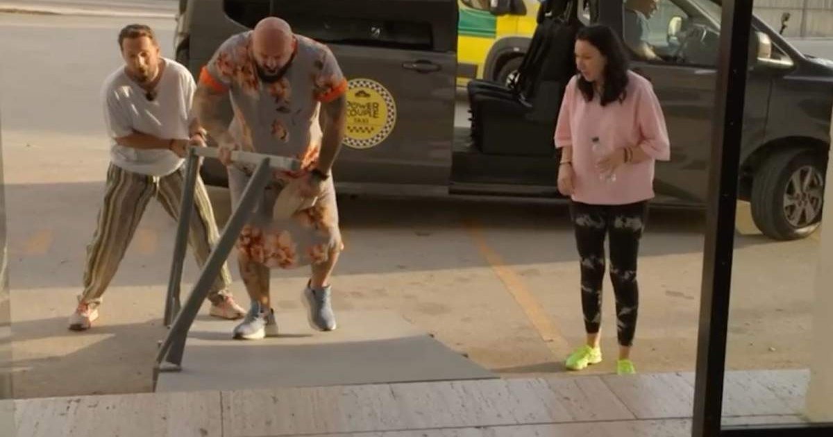 Cătălin Zmărăndescu sparge balustrada și defilează prin spital la „Power Couple”