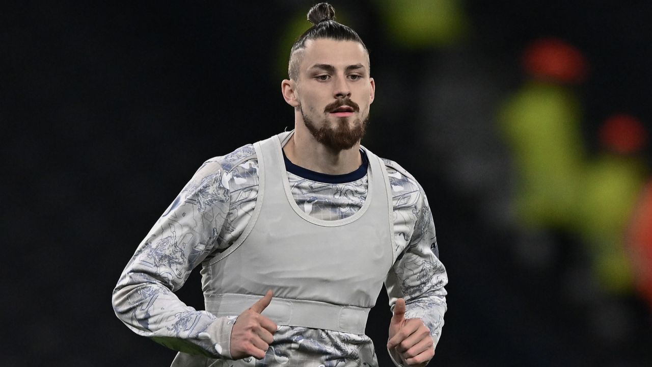 Drăgușin pe cale să se alăture unei echipe din Serie A Stoperul român Andrei Drăgușin, în vârstă de 23 de ani, pare să fie foarte aproape de a semna cu o nouă echipă, având șanse mari să finalizeze transferul până la sfârșitul săptămânii