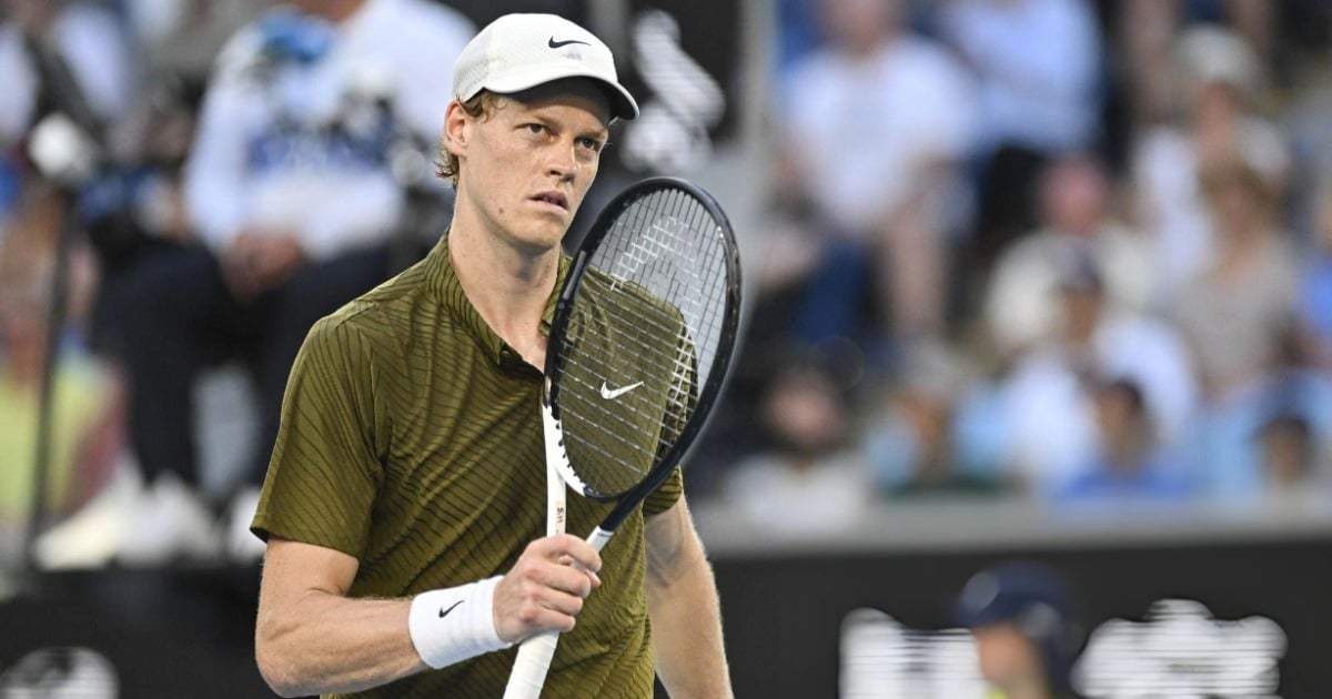 Jannik Sinner se califică în sferturile de finală ale Australian Open după o victorie tensionată în fața compatriotului Luciano Darderi Jannik Sinner, numărul doi mondial, a trecut de un moment de haos la finalul meciului și l-a învins pe italianul Luciano Darderi cu 6-1, 6-3, 7-6(2), asigurându-și astfel locul în sferturile de finală ale Australian Open, în data de 26 ianuarie