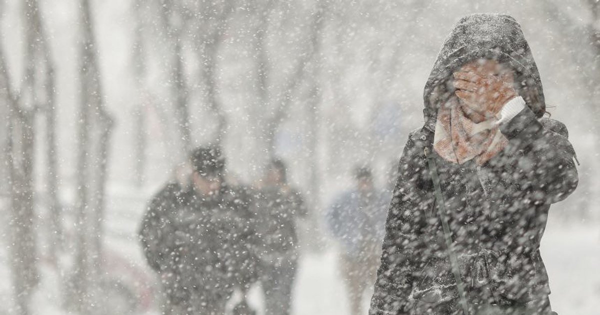 Cod portocaliu de vreme severă în sudul și centrul țării Meteorologii au emis un cod portocaliu de vreme severă pentru zonele deluroase și montane din sudul și centrul țării, valabil până mâine seară