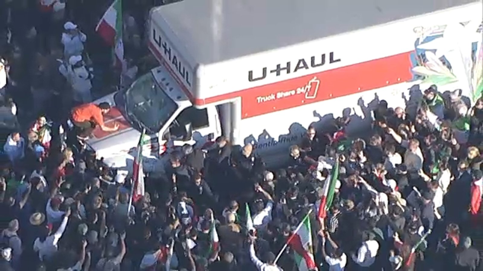 Haos în Westwood: Zeci de demonstranți bătuți cu un camion U-Haul Un protest de solidaritate cu manifestațiile din Iran a degenerat în violență duminică după-amiază, în Westwood, Los Angeles