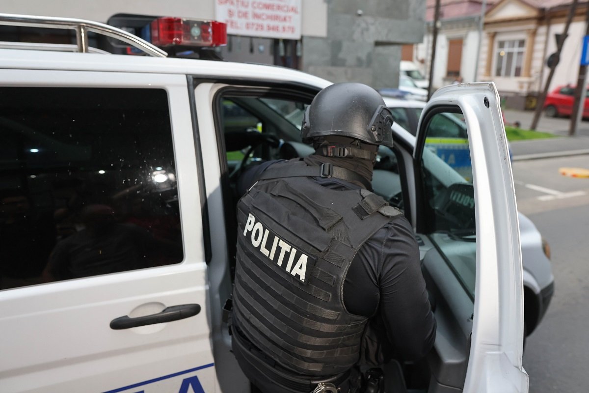 Doi tineri, de 17 și 24 de ani, au fost plasați în centrele de reținere ale DIICOT după ce anchetatorii au descoperit că aceștia se implicaseră în traficul de droguri, având o rețea clandestină care alimenta adolescenți cu substanțe interzise