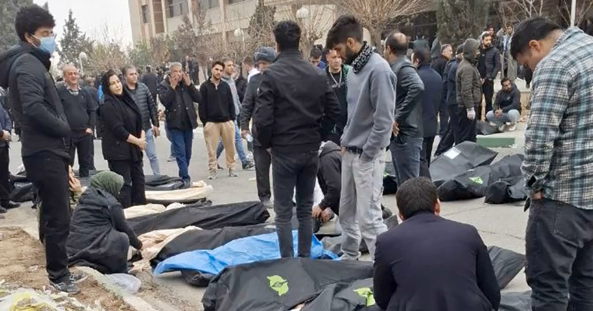 Scene de groază în Iran: 2500 de morți în urma protestelor violente Teheranul a devenit scena unor evenimente devastatoare, iar imaginile dintr-un centru de medicină legală din Kahrizak prezintă o realitate șocantă: peste 200 de trupuri fără viață, acoperite cu pânze albe, așteaptă să fie identificate