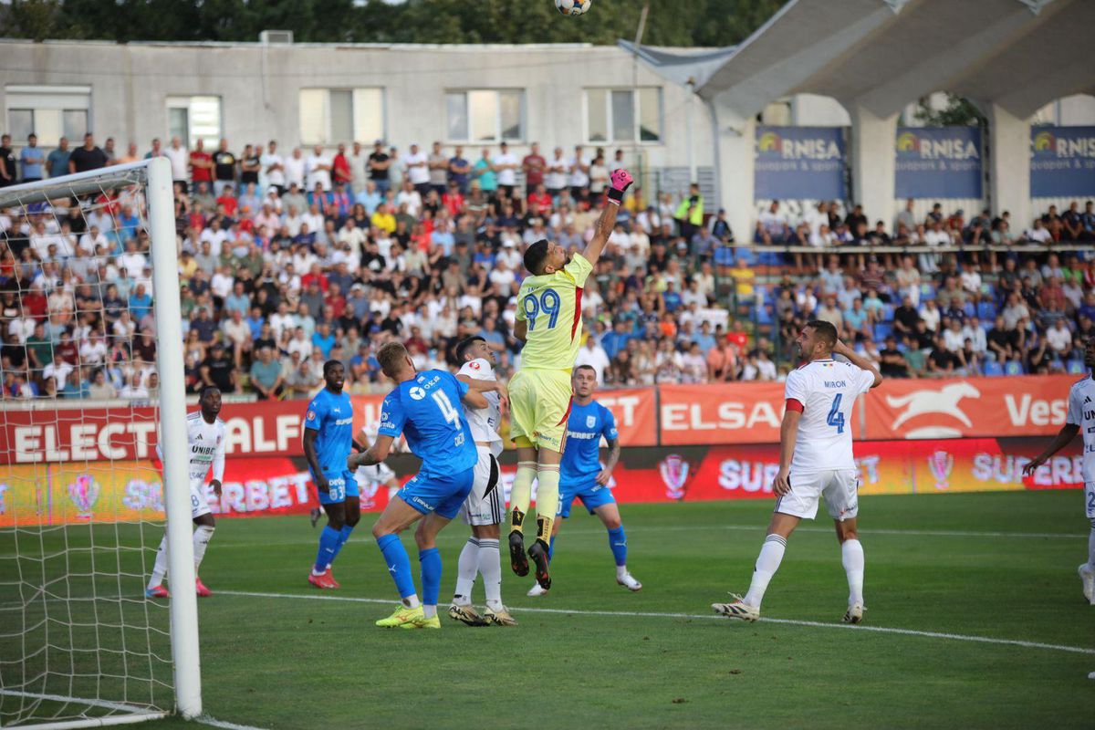 FC Botoșani se confruntă cu un deficit financiar de 4 milioane de euro Valeriu Iftime, patronul lui FC Botoșani, a confirmat astăzi, în cadrul emisiunii GSP Live, că clubul moldovean se confruntă cu o pierdere similară la bilanț precum cele anunțate recent de către președinții echipelor Dinamo și Rapid