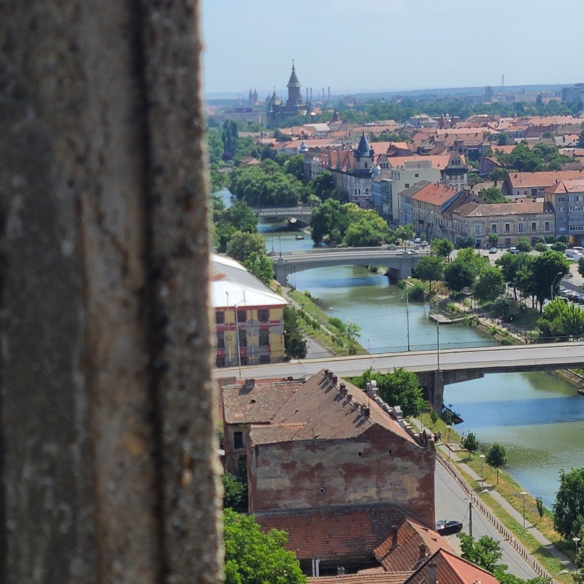 Timișoara lansează oficial reamenajarea unei zone centrale cu fonduri europene de 14,5 milioane de euro Primăria Timișoara a anunțat, vineri, inițierea oficială a procesului de reamenajare a zonei Mocioni, Sinaia și Kuttel din cartierul Iosefin, un proiect major ce vizează modernizarea unei părți importante a centrului istoric al orașului