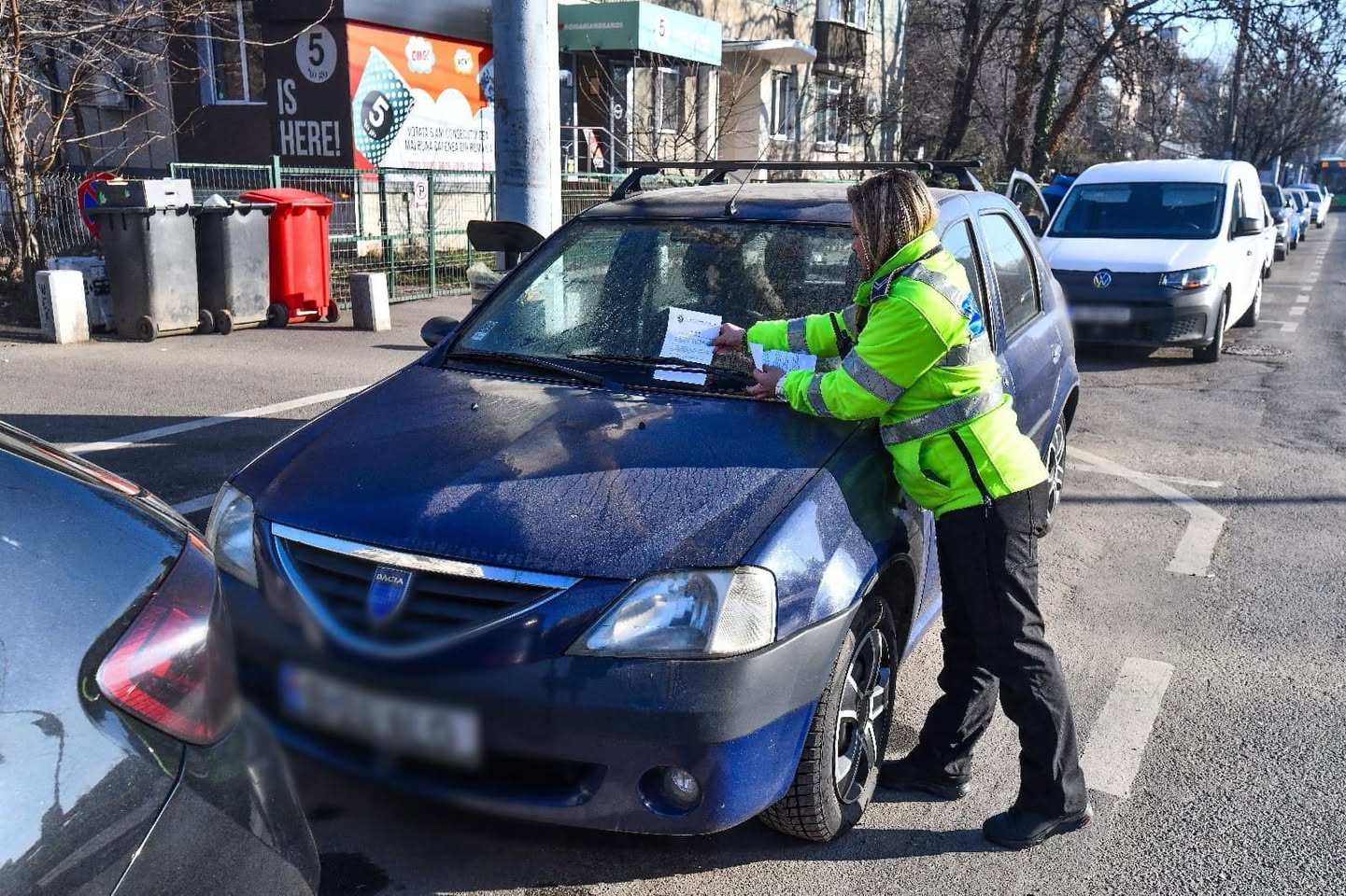 Zeci de autoturisme surprinse în parcarea din Parcul IOR, din Sector 3 al Capitalei, au fost recent filmate în timp ce primesc amenzi în parbriz pentru accesul auto în zona de pietoni și alei, pe fondul ninsorii care a acoperit orașul