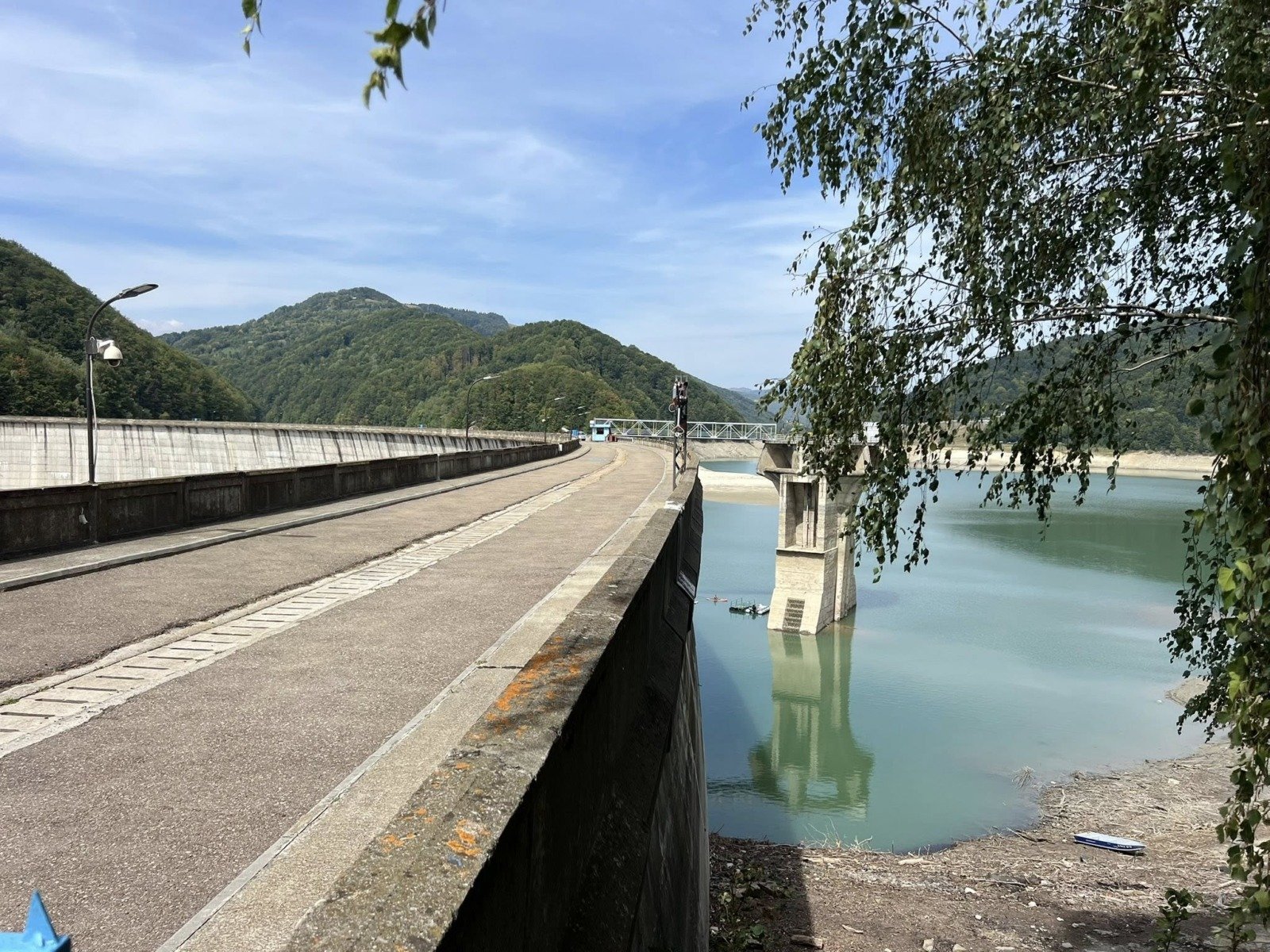 Guvernul României a aprobat recent indicatorii tehnico-economici pentru proiectul de reabilitare a Bazinului de Apă Curată și a lucrărilor complementare pe râul Doftana, în Prahova, în cadrul unui demers menit să întărească sistemele de aprovizionare cu apă potabilă și să asigure siguranța serviciilor în regiune