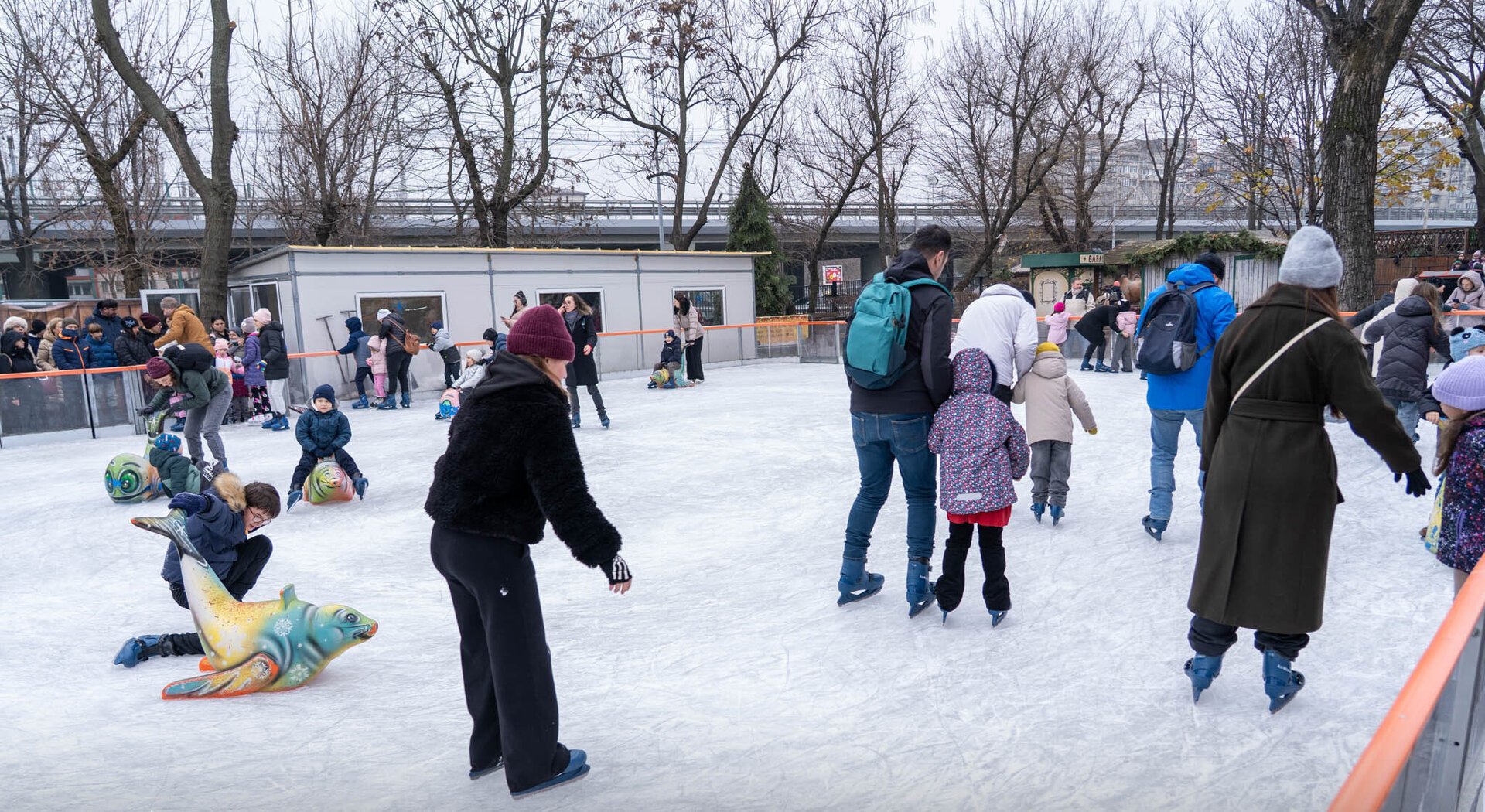 Patinoarele din București continuă să aducă bucurie și aventură în viețile micuților, orașul oferind încă o oportunitate de a se bucura de sportul pe gheață, chiar și în mijlocul sezonului rece