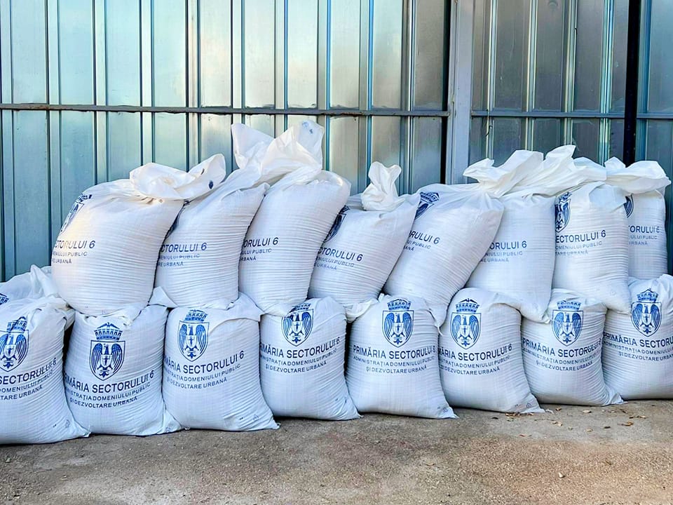 Proprietarii din Sectorul 6 se pot bucura de o măsură benefică înaintea sezonului rece: primăria asigură gratuit saci cu material antiderapant
