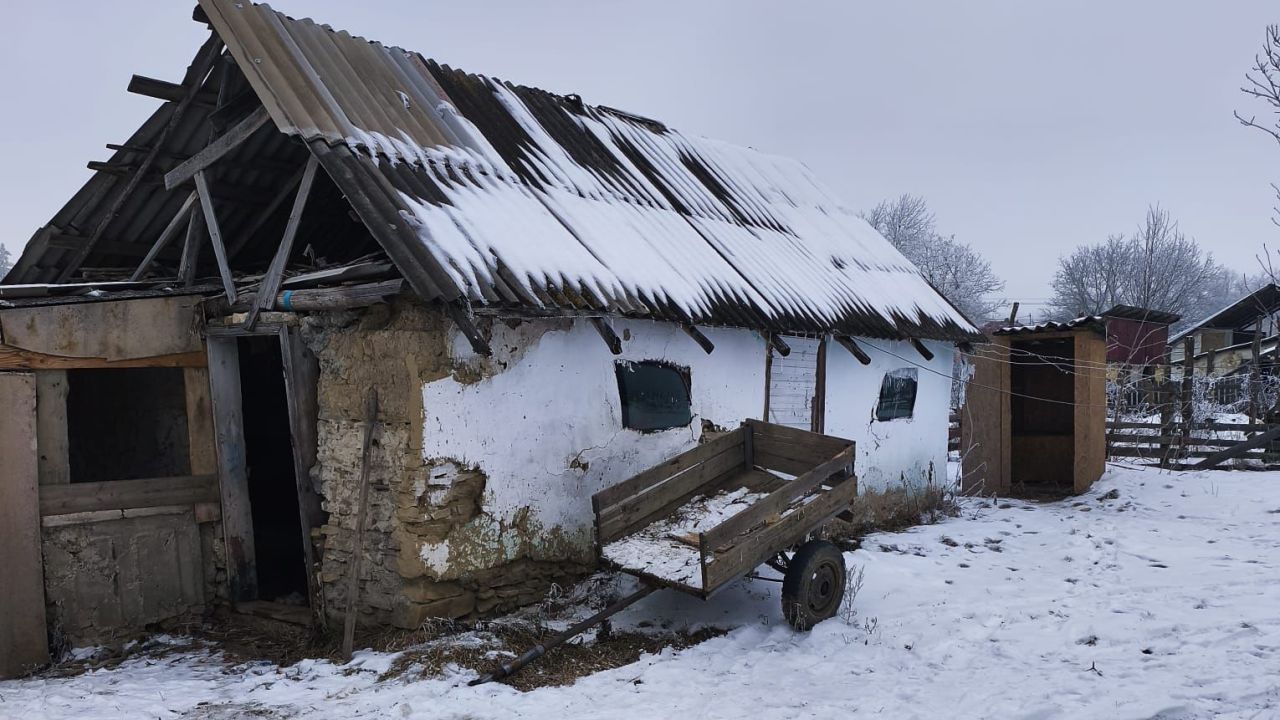 Percheziții de amploare în Botoșani: Funcționari publici implicați în obținerea de acte false pentru străini Un val de percheziții a avut loc, joi, în județul Botoșani, vizând rețeaua care ar fi sprijinit cetățeni din Republica Moldova, Ucraina și Rusia să obțină acte de identitate românești pe baza unor informații false