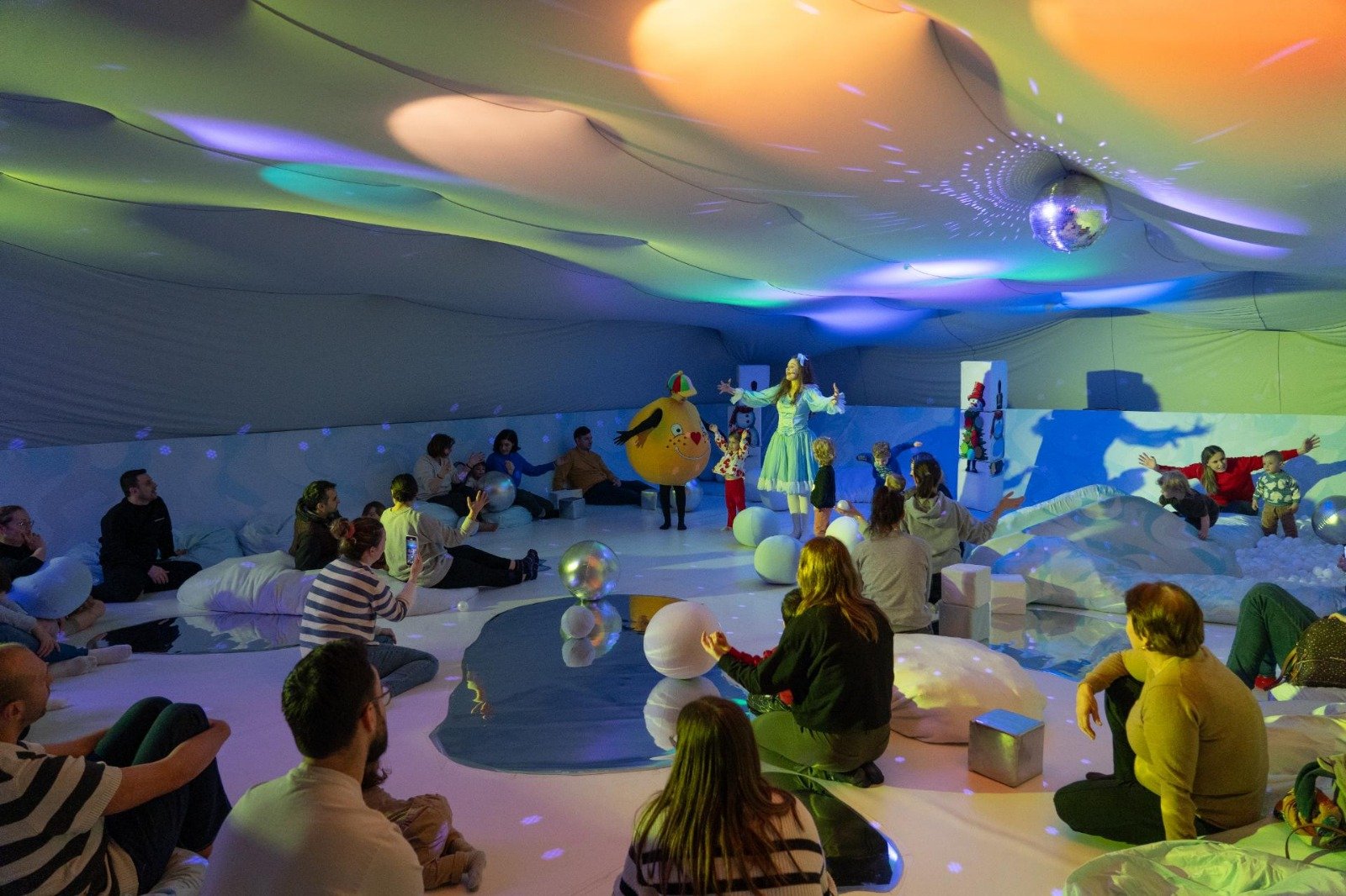 Primăria Capitalei a lansat o inițiativă menită să aducă bucurie și sprijin celor mai mici locuitori ai orașului, dar și părinților lor, în contextul protestului social pentru drepturile copiilor