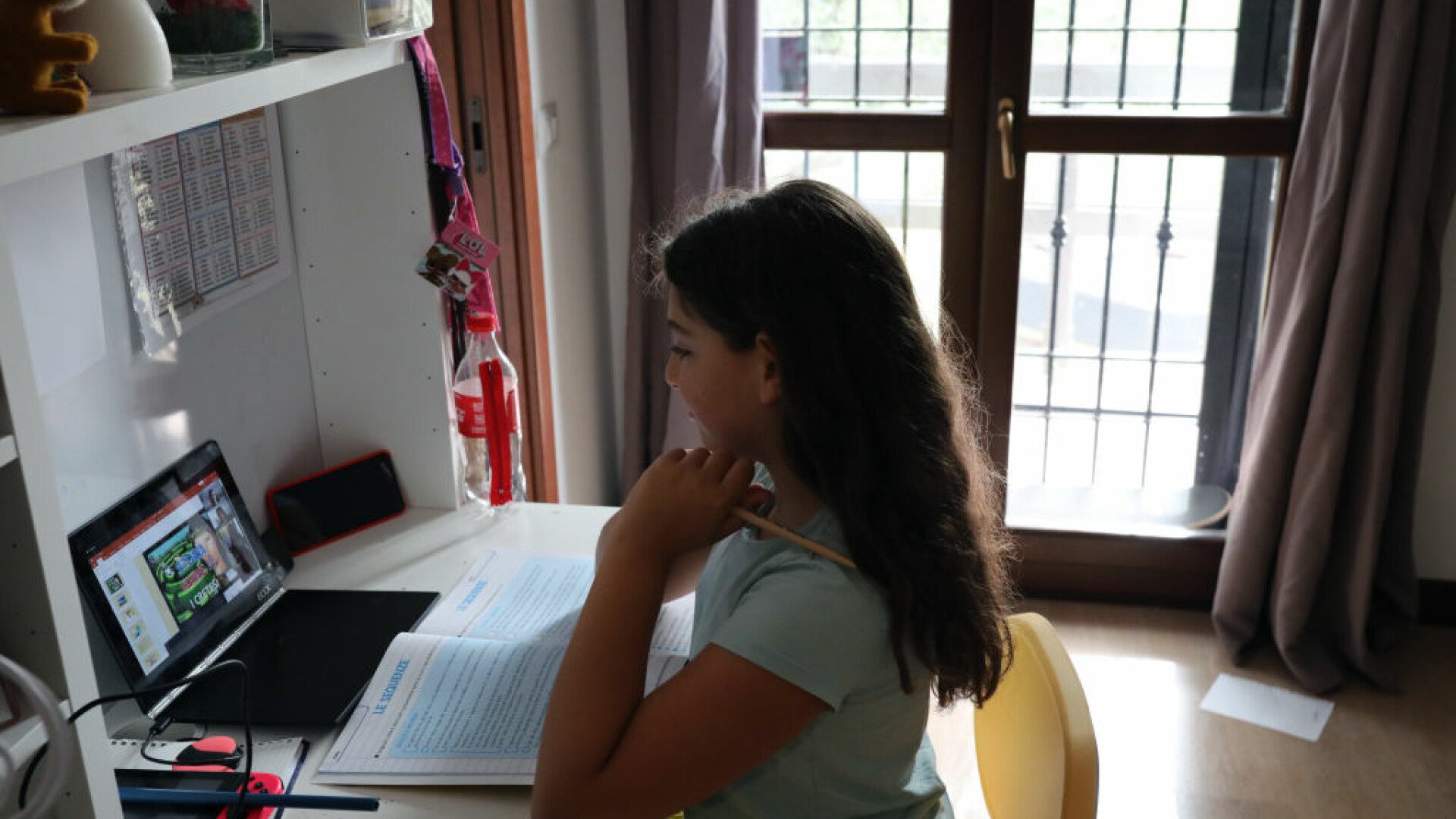 Școlile trec în online: cursuri suspendate în mai multe județe!