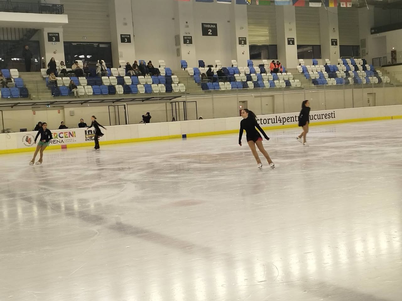 Un weekend plin de activități care combină performanța sportivă și recreerea așteaptă pasionații de patinaj în București, la patinoarul Berceni Arena