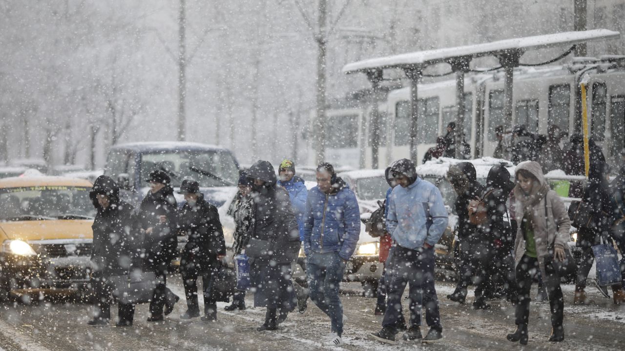 Ger și ninsoare în România: Avertizările meteorologilor O masă de aer cald din sud se va întâlni cu aerul polar-arctic în România, aducând temperaturi extrem de scăzute și ninsori semnificative