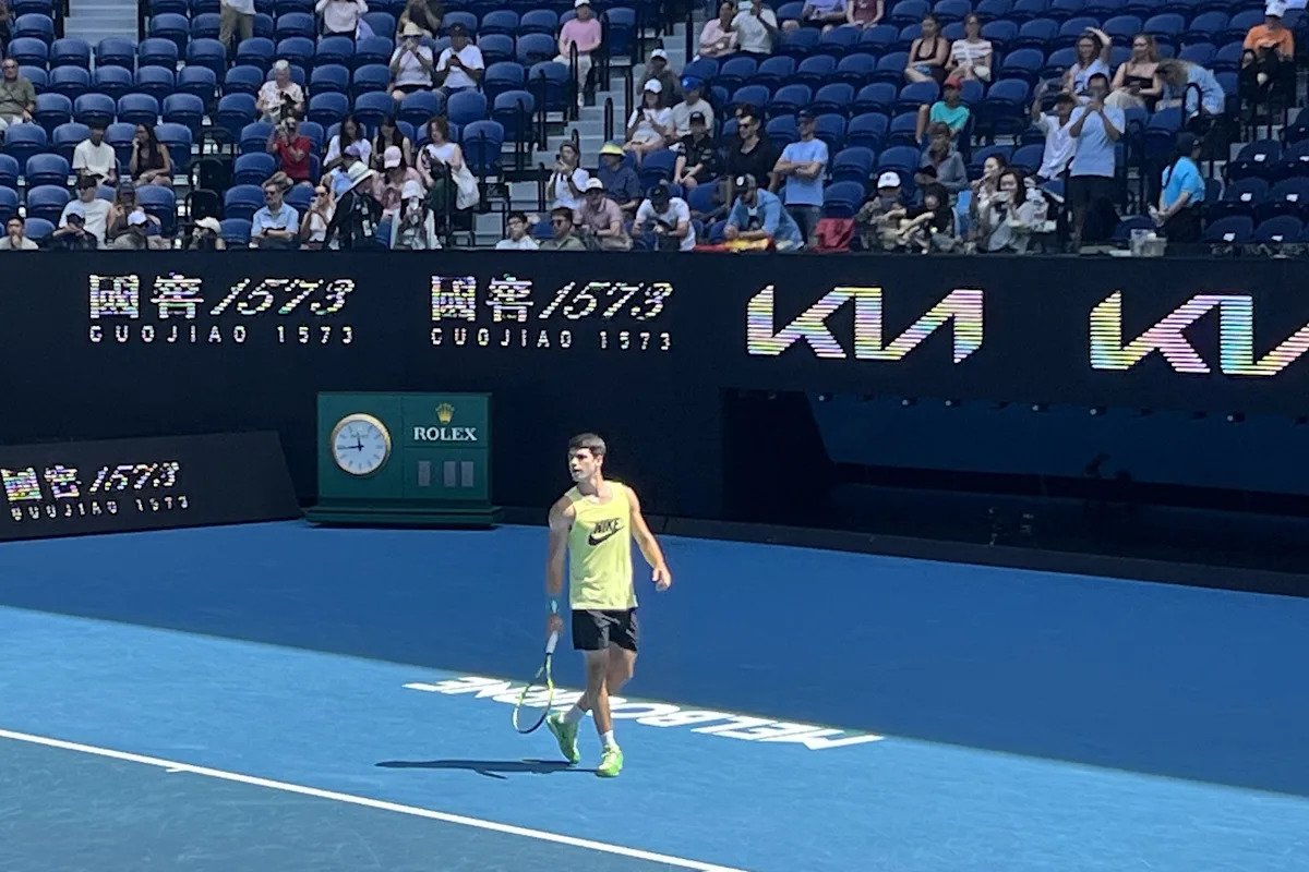 Carlos Alcaraz, în căutarea titlului de Grand Slam la Australian Open MELBOURNE – Tenismenul spaniol Carlos Alcaraz a efectuat vineri un antrenament intens pe Rod Laver Arena, cu câteva ore înainte de a se alinia pe teren pentru semifinala împotriva germanului Alexander Zverev, numărul trei mondial