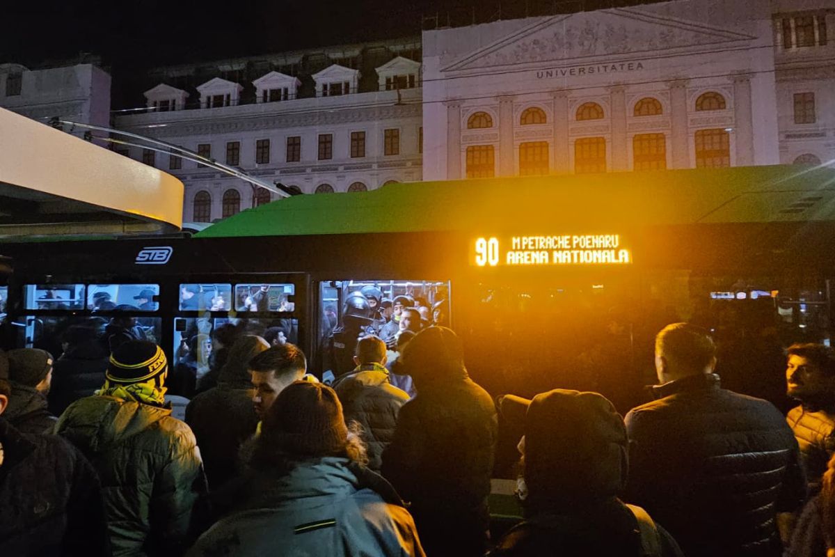 Au venit turcii! Atmosfera incendiara în Centrul Vechi Înainte de ora 17:00, câteva sute de suporteri ai echipei Fenerbahce au pătruns în Centrul Vechi al Bucureștiului, sporind entuziasmul cu câteva ore înainte de meciul din Europa League împotriva celor de la FCSB