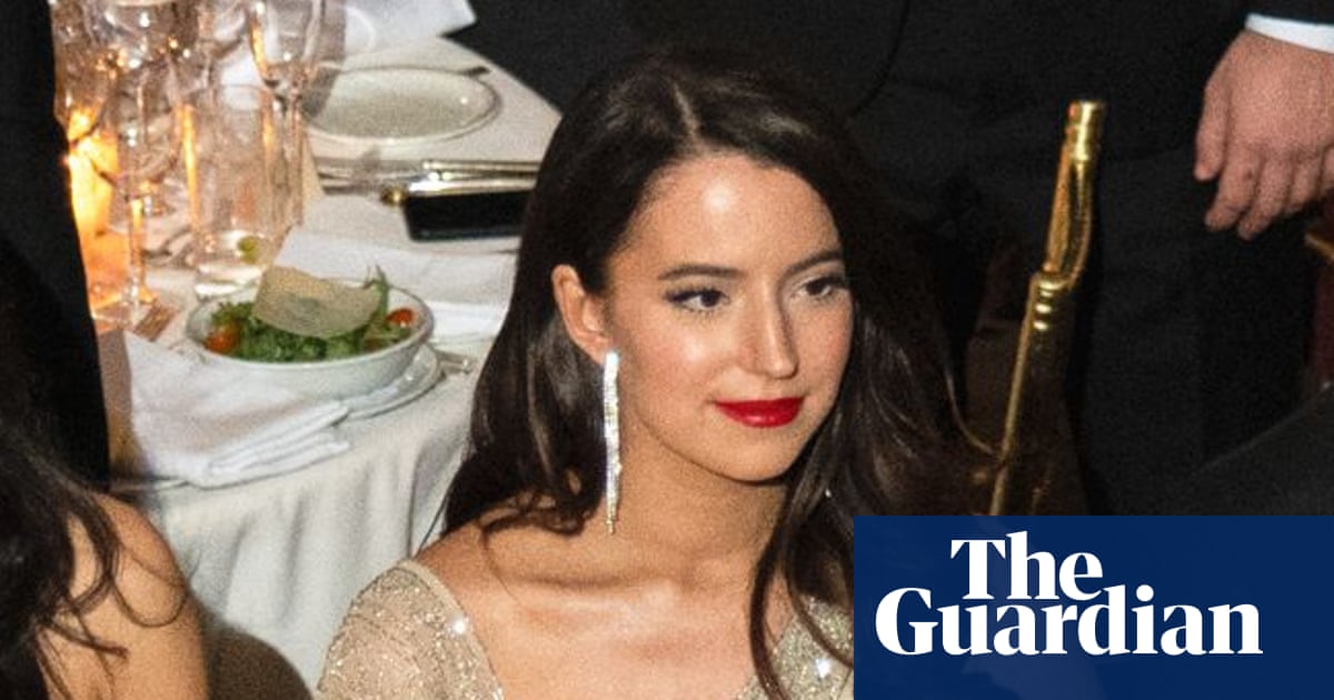 Ashley St Clair, mama unuia dintre fiii lui Elon Musk, a declarat că s-a simțit „îngrozită și violată” după ce fanii miliardarului au utilizat un instrument de inteligență artificială numit Grok pentru a crea imagini sexualizate false cu ea