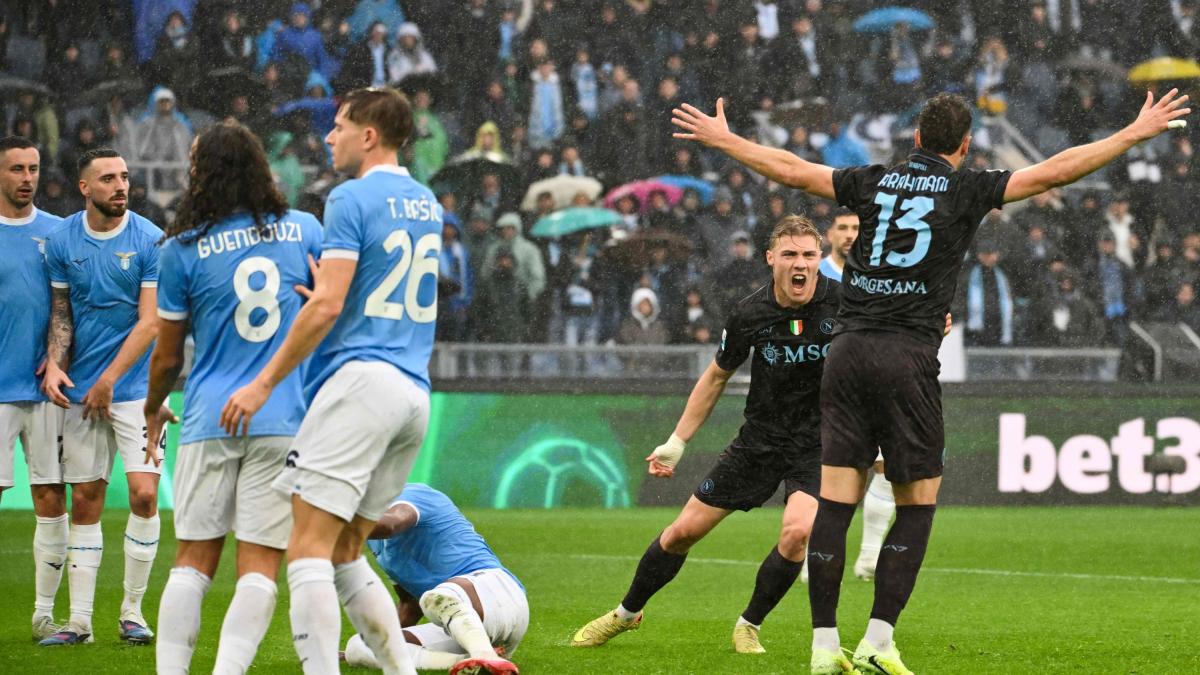 Lazio învinge Napoli, dar meciul e marcat de incidente violente Lazio a reușit să se impună în fața lui Napoli cu 2-0, într-un meci intens disputat pe teren propriu