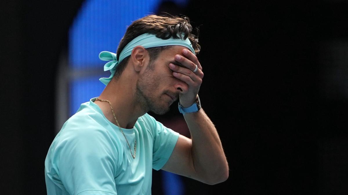 Lorenzo Musetti: De la triumf la deziluzie, un accident nefericit la Australian Open Lorenzo Musetti, jucătorul de tenis italian, a trezit speranțele fanilor săi în timpul sferturilor de finală de la Australian Open, unde părea să domine meciul împotriva superstarului Novak Djokovic