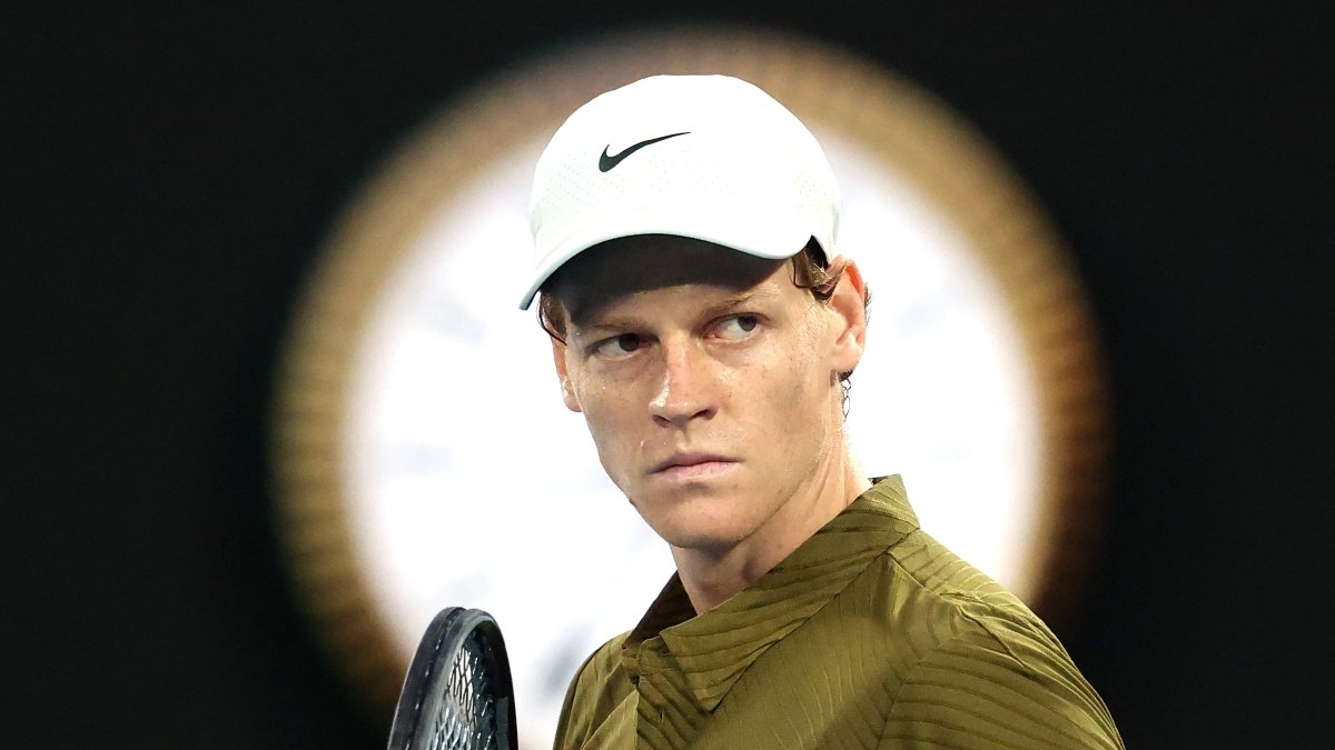 Sinner avansează în semifinale, Djokovic se luptă să-și păstreze coroana Jannik Sinner a demonstrat o forță impresionantă pe terenul de la Australian Open, eliminându-l pe americanul Ben Shelton în trei seturi, cu un scor de 6-3, 6-4, 6-4