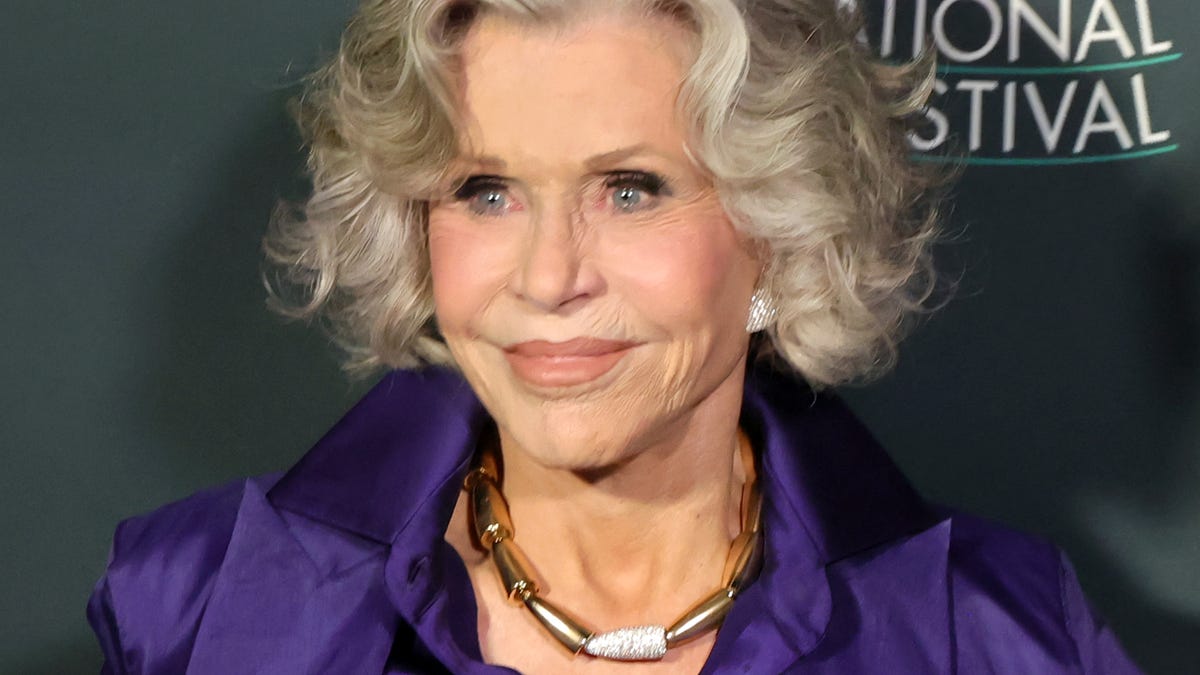 Jane Fonda, critică acidă la adresa guvernului american În cadrul unei apariții recente la „The Late Show with Stephen Colbert”, actrița și activismul Jane Fonda a tras un semnal de alarmă în legătură cu situația politică din Statele Unite, afirmând că „oameni buni sunt răniți” și că „tot felul de lucruri foarte, foarte rele se întâmplă”