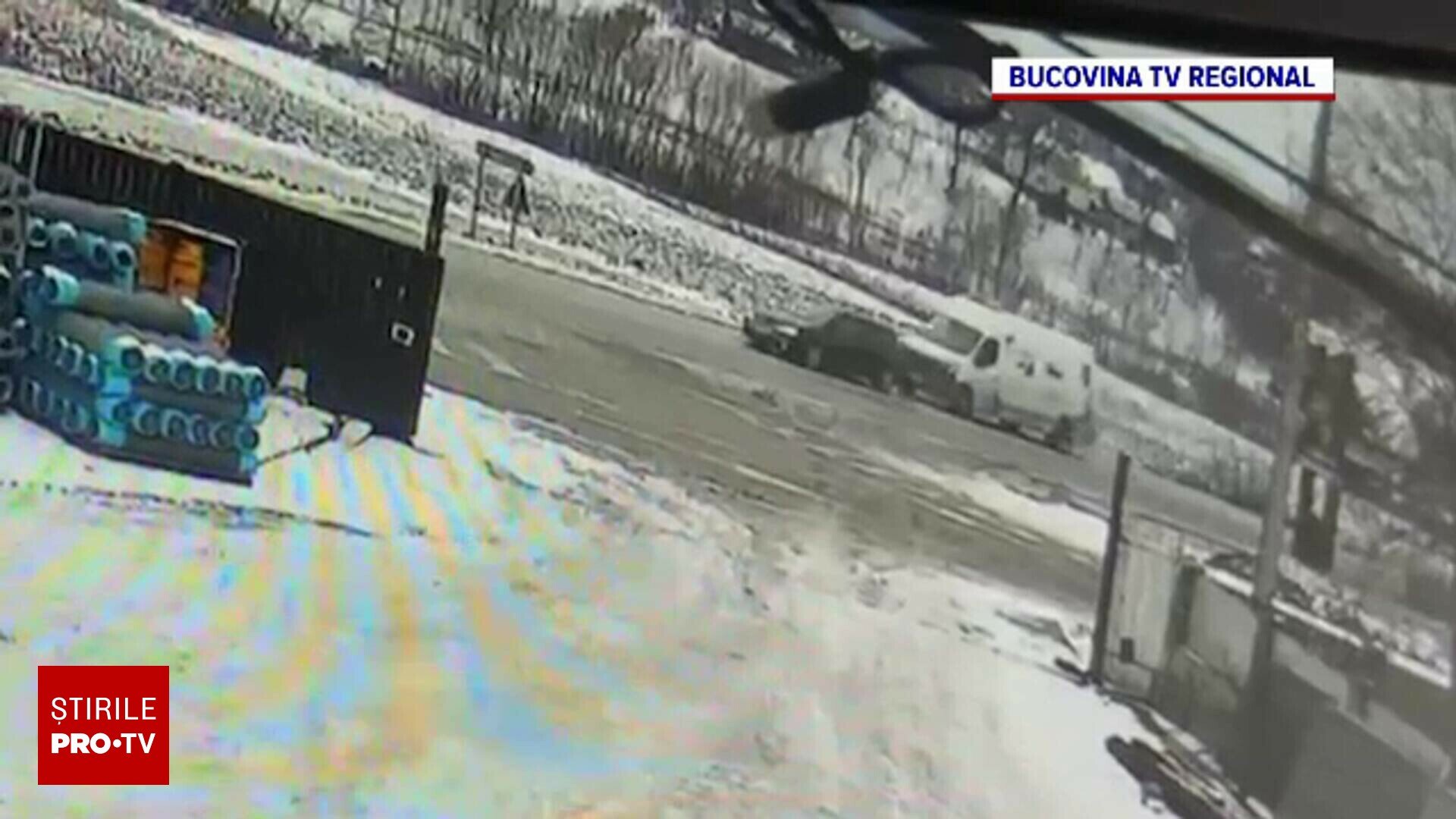 Accident rutier grav pe Drumul European 85 în Suceava Un accident rutier grav a avut loc pe Drumul European 85, în județul Suceava, soldat cu doi răniți, în urma unei coliziuni în care au fost implicate un autoturism, o autoutilitară și un TIR