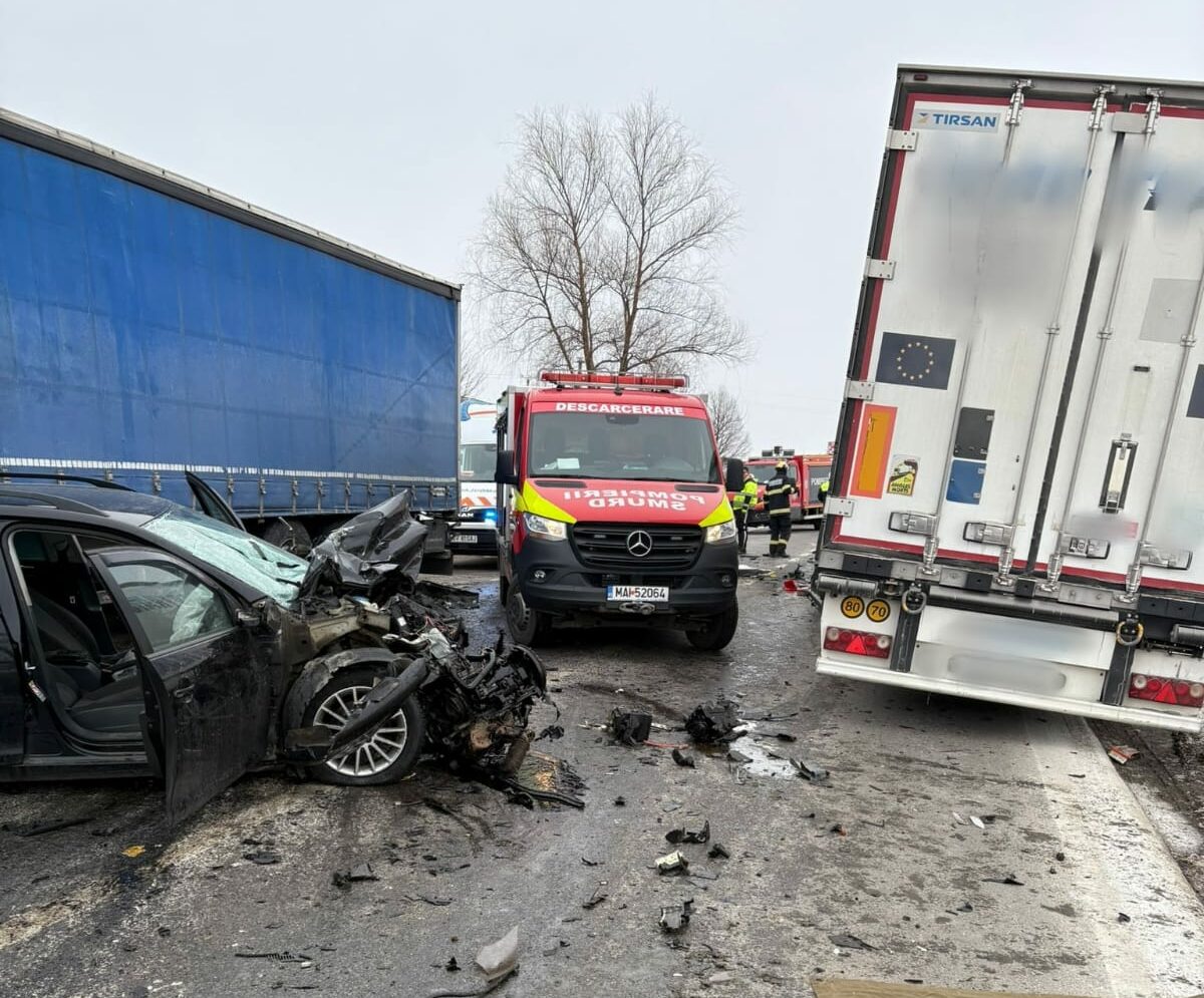 Accident grav: o persoană prinsă sub fiare, pompierii intervin!