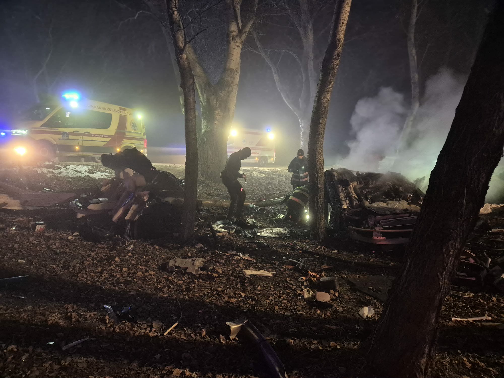 Accident tragic pe drumul către Nagymegyer: o tânără și-a pierdut viața într-un incident rutier teribil O accidentare fatală a avut loc ieri pe drumul care leagă orașul Nagymegyer de restul Slovaciei, când un Mercedes S 580, condus de o cunoscută influenceră și model de fitness, a ieșit de pe drum, lovind copacii din apropiere