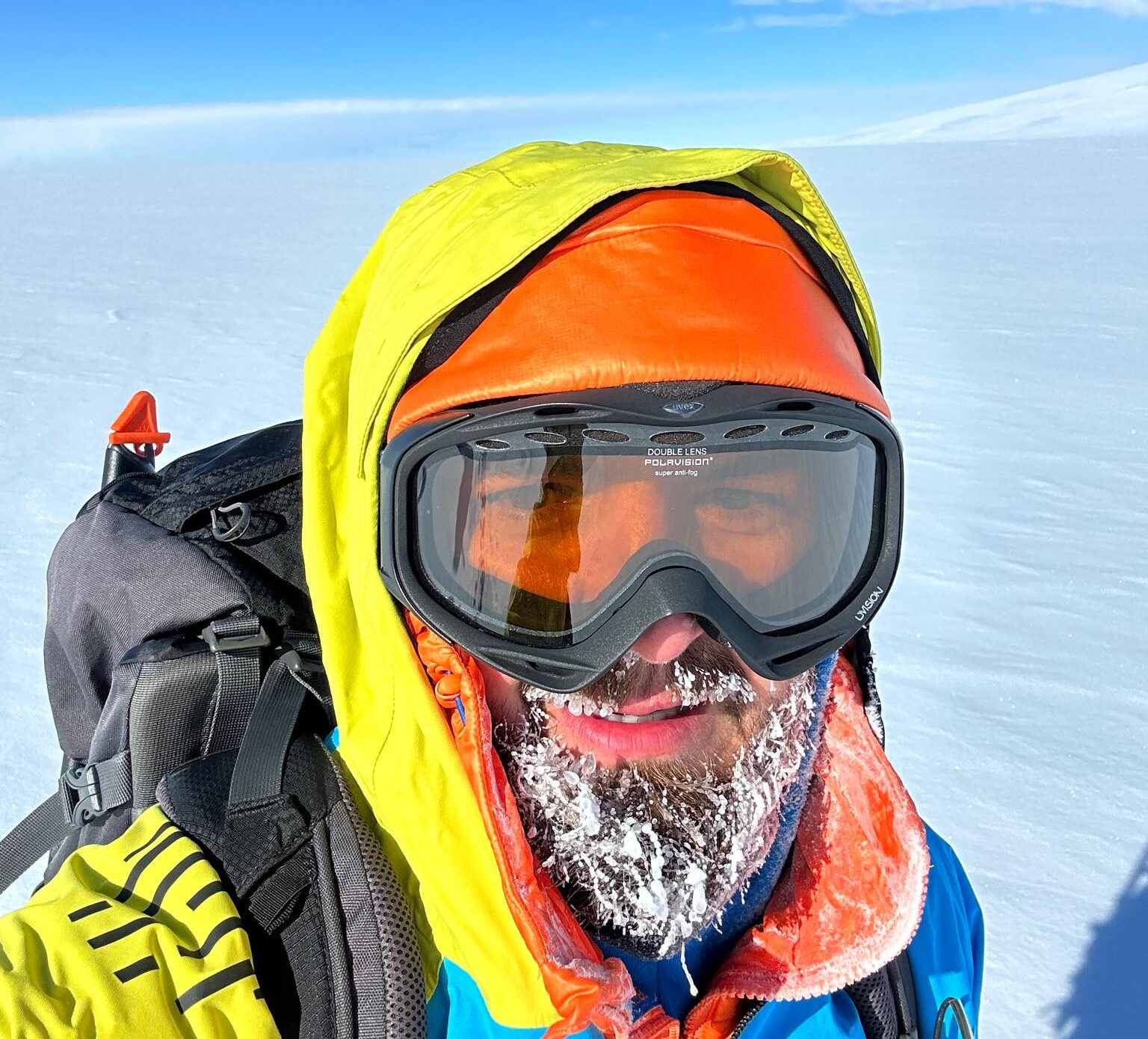 Un român a cucerit Polul Sud: Adrian Ahrițculesei stabilește un nou record național în Antarctica Un alpinețian român a scris o pagină importantă în istoria aventurilor din regiunea extremă a planetei