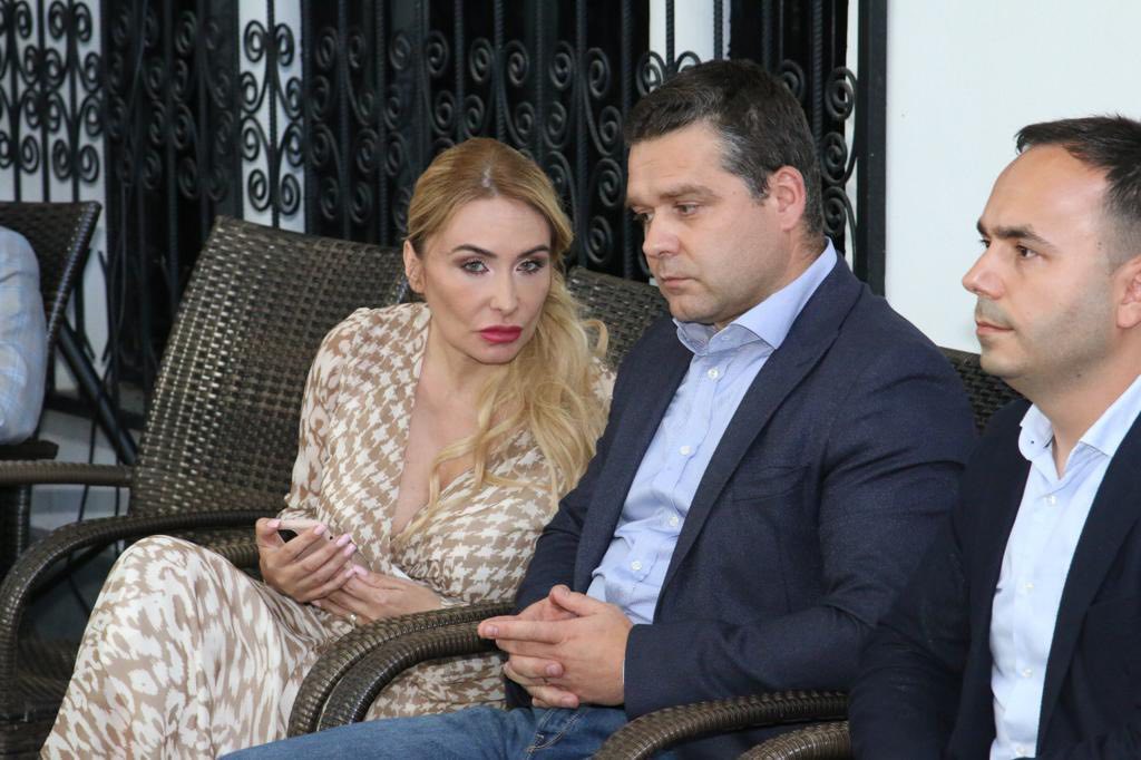 Organizația PNL Sector 1 renunță la îngrijorările privind implicarea membrilor în scandalul de mită În ultimele zile, scena politică locală a fost zguduită de informații șocante legate de implicarea unui membru marcant al PNL Sector 1, Adriana Georgescu, într-un caz de corupție de înalt nivel