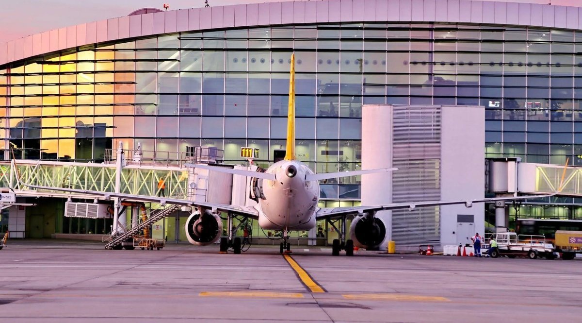 Statul român își consolidează controlul asupra aeroporturilor din București, după decizia luată vineri de acționarii companiei Compania Națională Aeroporturi București (CNAB)