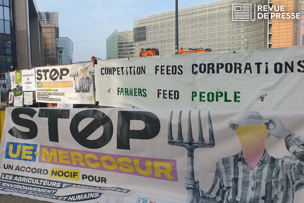 Agricultorii europeni protestează la Parlamentul European pentru viitorul acordului Mercosur Mii de agricultori din diferite colțuri ale Europei s-au adunat astăzi la Strasbourg, cerând europarlamentarilor să respingă ratificarea acordului de liber schimb cu blocul sud-american Mercosur