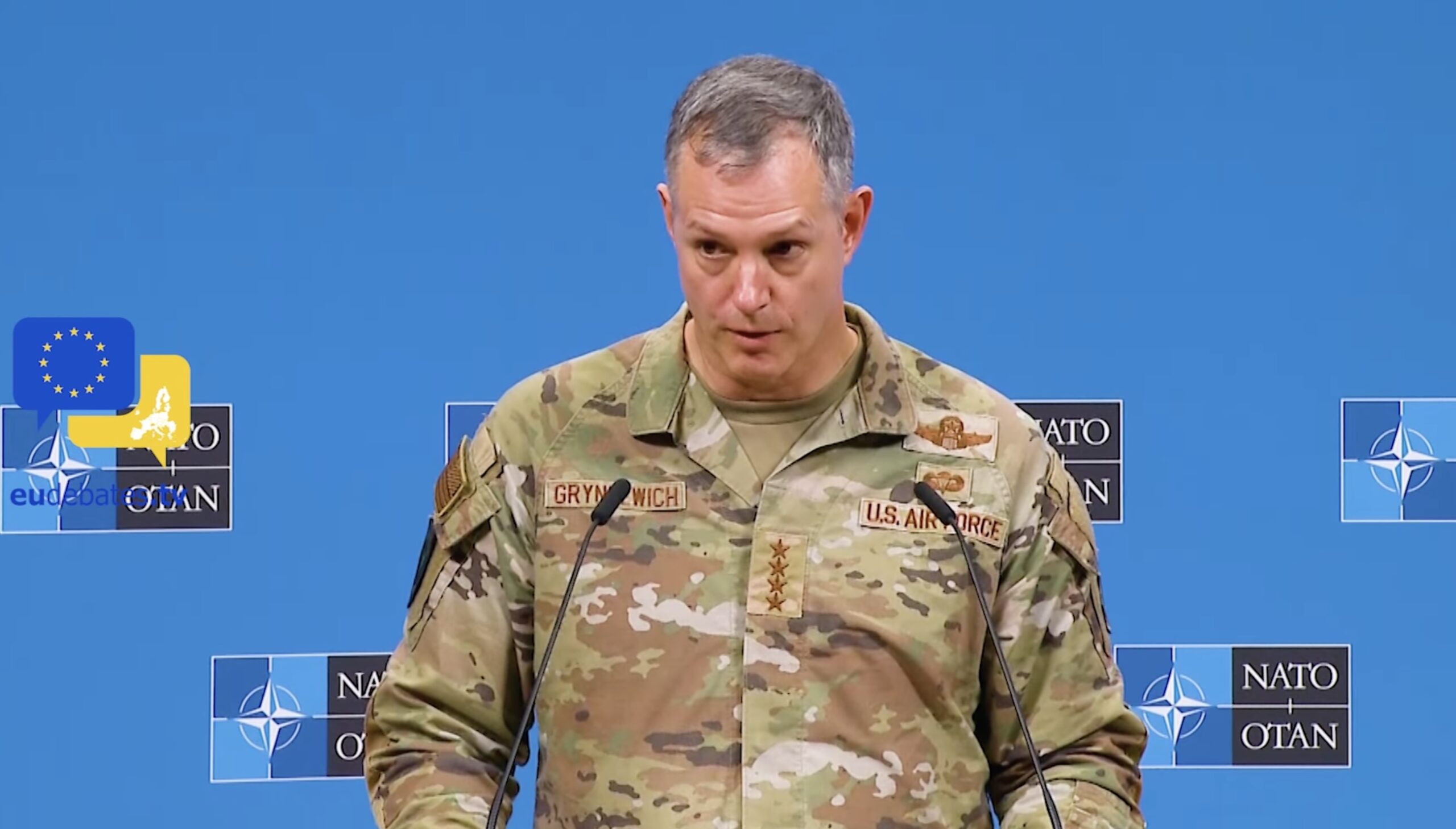 Generals of NATO laudă România pentru nivelul de pregătire militară și contribuția în contextul amenințărilor rusești Aflat în vizită oficială la Sibiu, în cadrul unui eveniment de coordonare și evaluare a forțelor NATO în Europa de Est, generalul-șef al Alianței Nord-Atlantice, Alexus G
