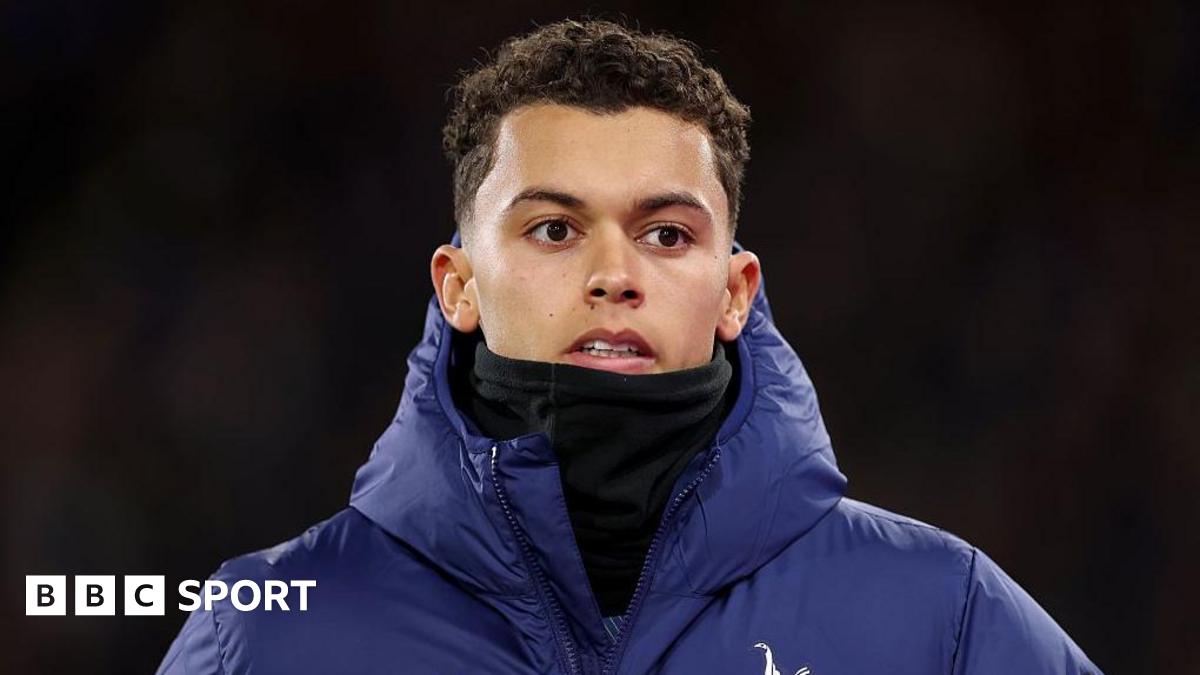 Brennan Johnson la Crystal Palace: O mutare record în Premier League Brennan Johnson va face parte din lotul echipei Crystal Palace pentru partida de duminică împotriva celor de la Newcastle, după ce transferul său de 35 de milioane de lire sterline de la Tottenham a fost finalizat vineri