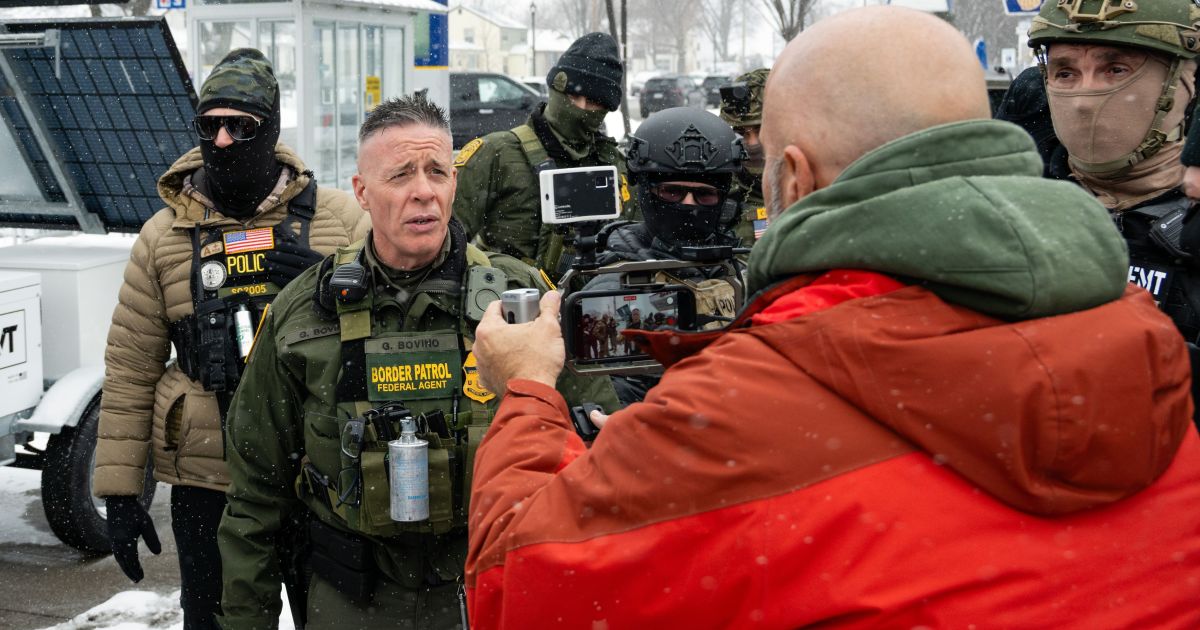 Suspensionare bruscă pentru comandantul Patrulei de Fronteză a Statelor Unite Departamentul de Securitate Internă (DHS) a luat decizia de a suspenda imediat accesul comandantului Patrulei de Fronteză, Gregory Bovino, la conturile sale de pe rețelele sociale