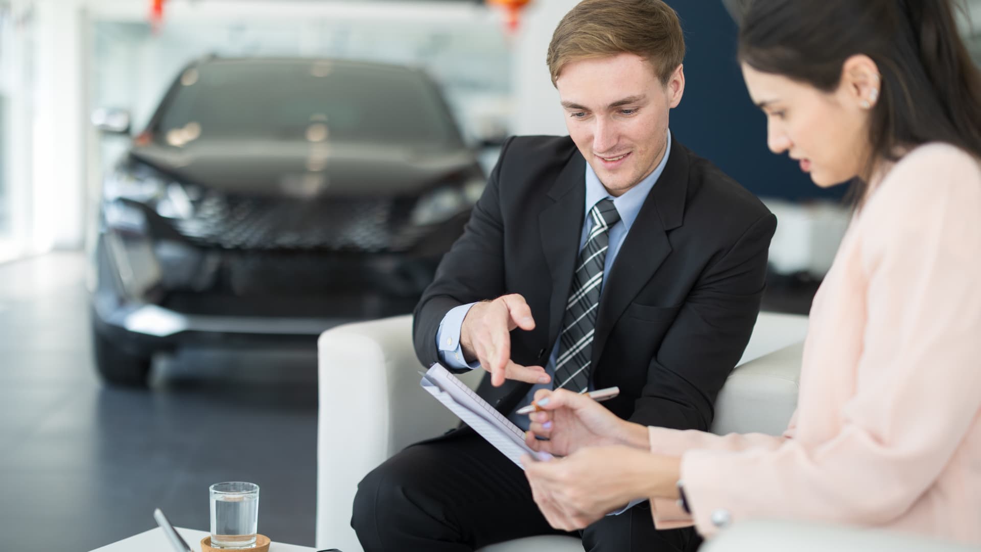 Cresc îndatorările pe piața auto: 29,3% din mașinile trade-in sunt „sub apă” În ultimele luni, tot mai mulți șoferi se confruntă cu realitatea dură a plăților auto ridicate și cu pericolul de a se trezi în situația de „negativ equity”, adică datoria din cadrul creditului auto fiind mai mare decât valoarea vehiculului