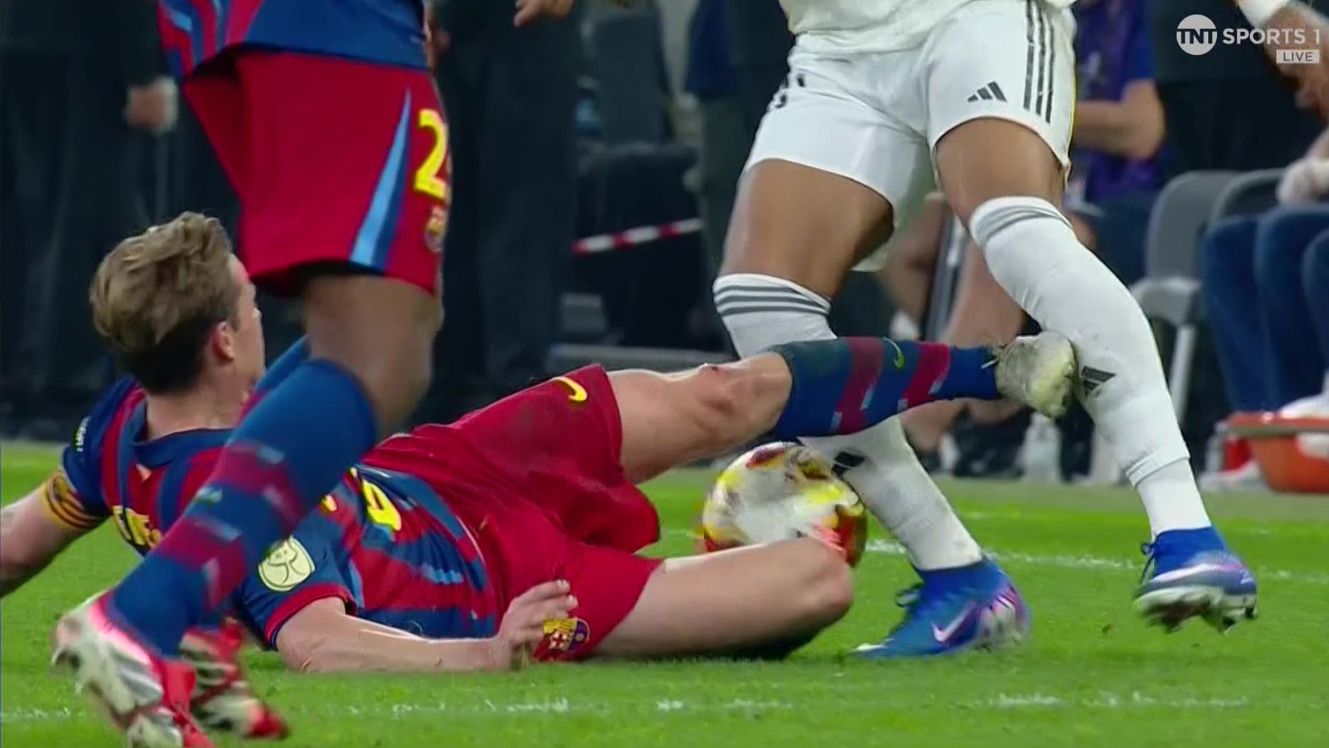 Frenkie de Jong, eliminat într-un moment crucial al Supercupei Spaniei Frenkie de Jong a fost trimis în tribune în ultimele momente ale Supercupei Spaniei, după o intrare periculoasă asupra lui Kylian Mbappe, în contextul în care echipa sa, FC Barcelona, conducea în meciul împotriva rivalilor de la Real Madrid