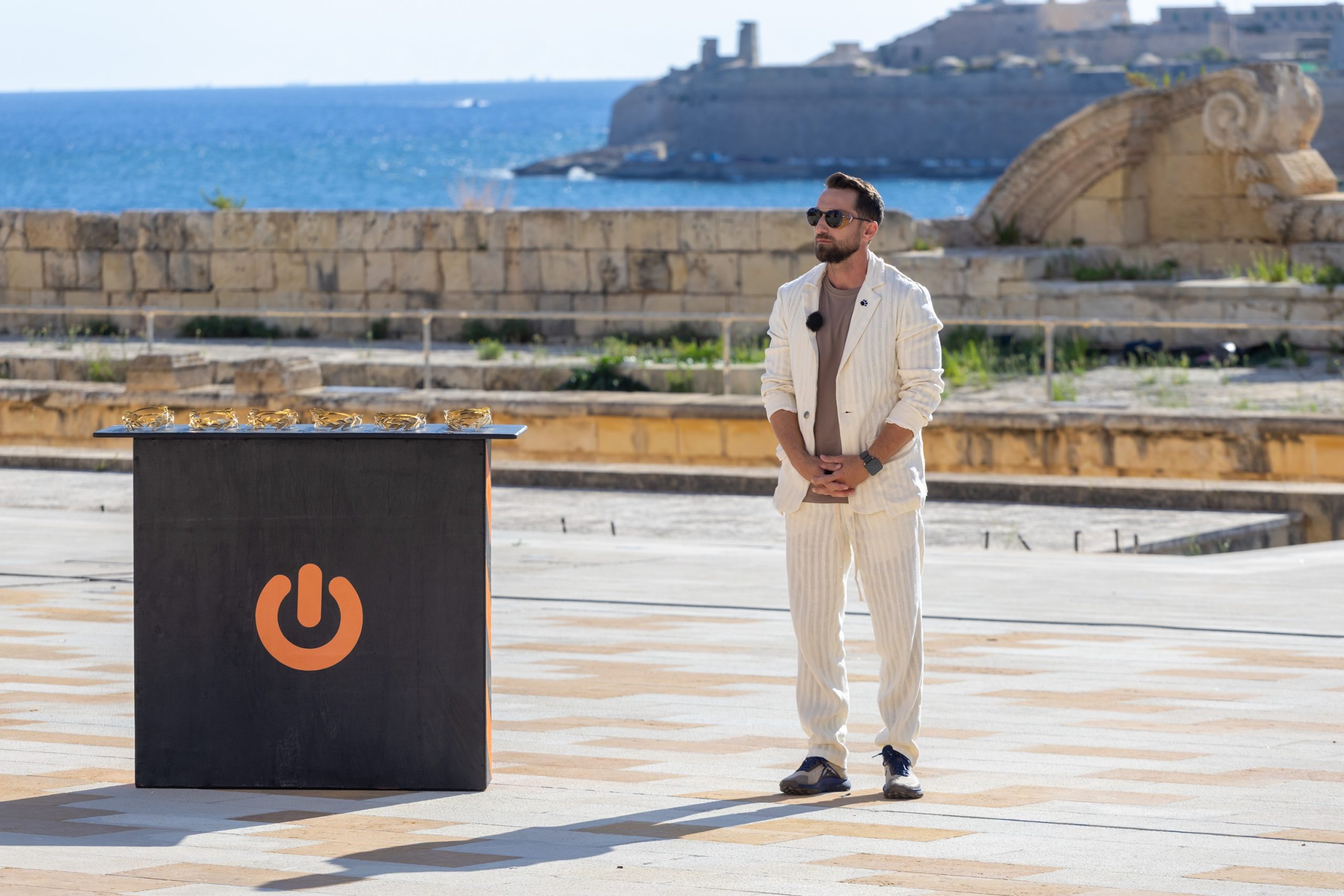 Rivalitatea televisivă se intensifică: PRO TV versus Antena 1, sub lumina reflectoarelor În această seară, audiențele din România vor fi din nou subiectul unei confruntări directe între PRO TV și Antena 1, odată cu lansarea a două emisiuni de tip reality-show