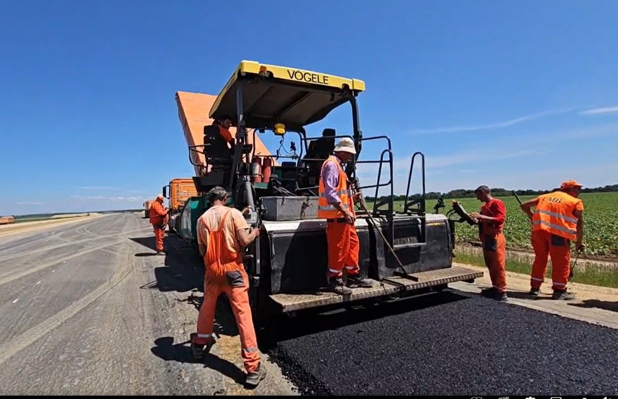 Trei companii din domeniul lucrărilor de întreținere a drumurilor au fost sancționate de Consiliul Concurenței cu amenzi totale de peste 8 milioane de lei, echivalentul a aproximativ 1,66 milioane de euro, după ce autoritatea a descoperit implicarea acestora într-un caz de trucare a licitațiilor organizate de CNAIR prin Direcția Regională de Drumuri Dunărea de Jos Constanța (DRDP Constanța)