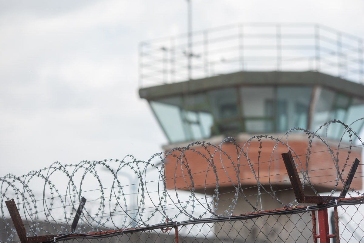 Evadare spectaculoasă a unui om de afaceri turc condamnat la închisoare, în plină criză a permisilor penitenciare O evadare care a pus pe jar autoritățile din România a avut loc recent, atunci când Abdullah Ataș, un om de afaceri turc condamnat la 22 de ani de închisoare pentru diferite infracțiuni economice, a dispărut după ce i s-a acordat permisie de ieșiredin penitenciarul Rahova