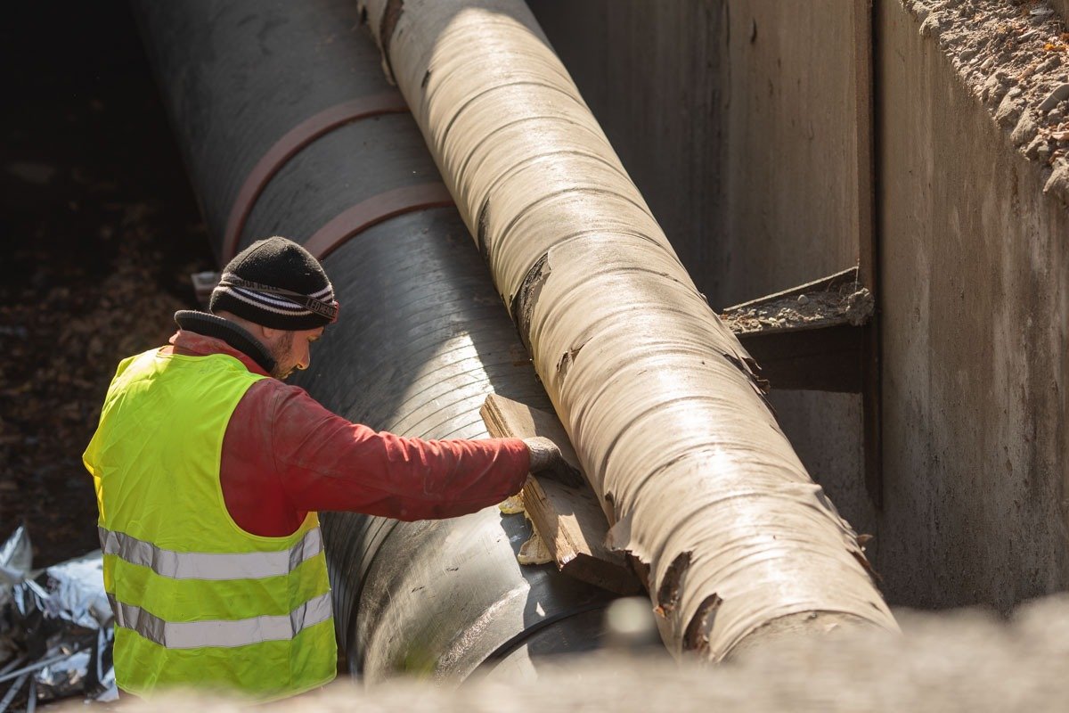 Criza termoficării din București aduce Isprăvi în cursa pentru soluții rapide și pe termen lung Situația din Capitală devine tot mai tensionată după ce, pentru a doua zi consecutiv, oamenii au rămas fără apă caldă și căldură în mijlocul iernii