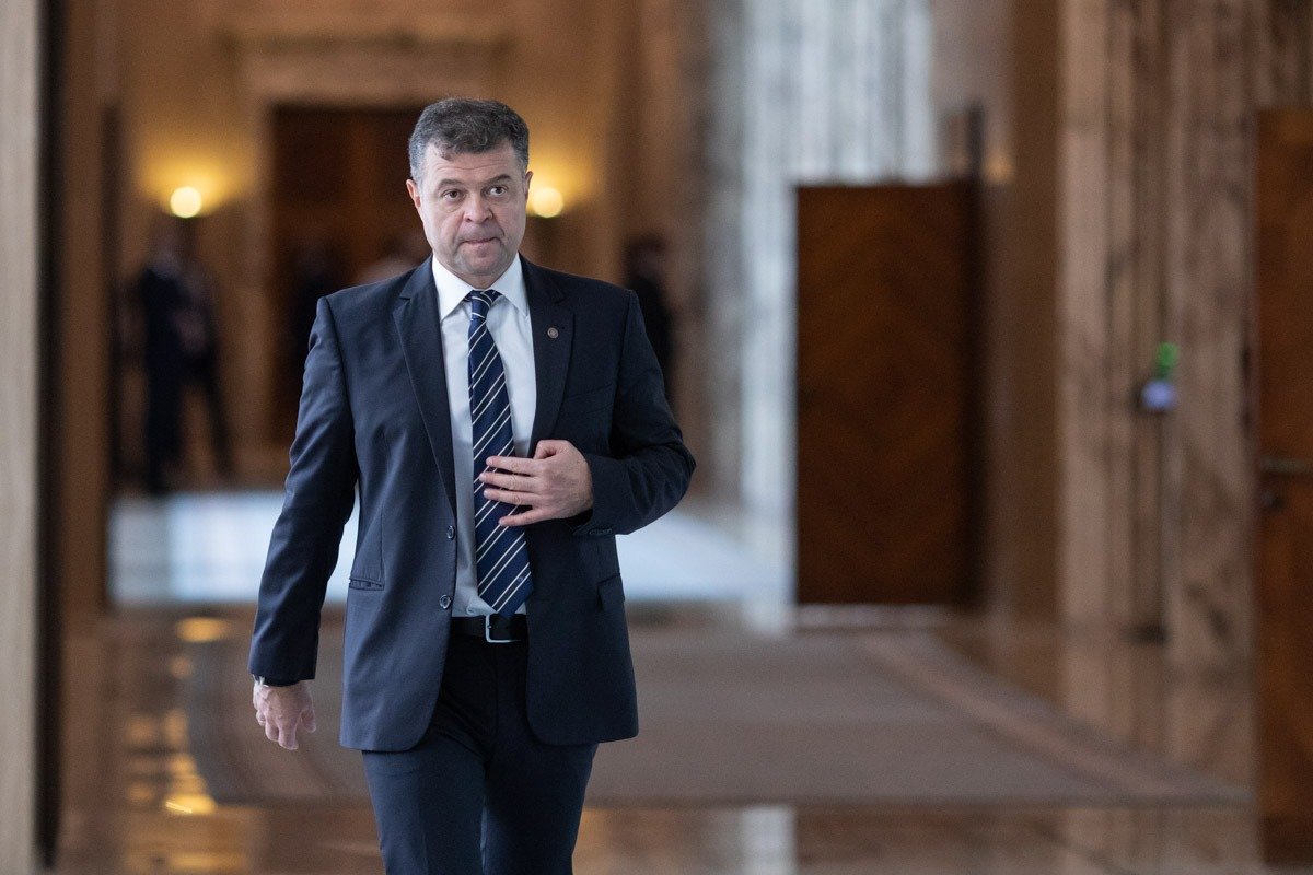 Ilie Bolojan, premierul desemnat în guvernul recent format, a anunțat că va propune oficial numele viitorului ministru al Educației în luna ianuarie, după finalizarea analizelor interne în cadrul Partidului Național Liberal (PNL)